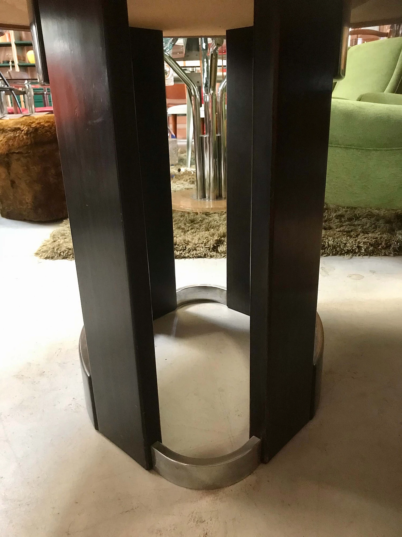 Tavolo rotondo laccato FintoLegno con piano in marmo Verde Alpi incassato, anni '70 1166118