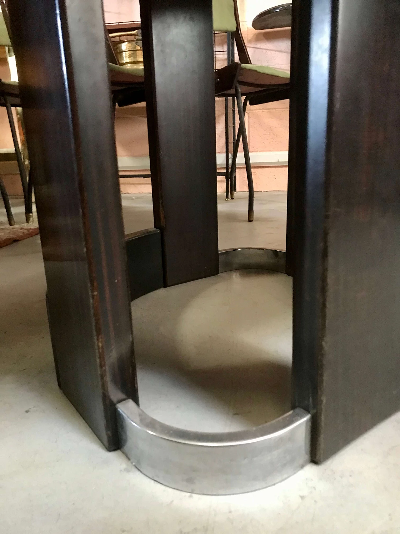 Tavolo rotondo laccato FintoLegno con piano in marmo Verde Alpi incassato, anni '70 1166119