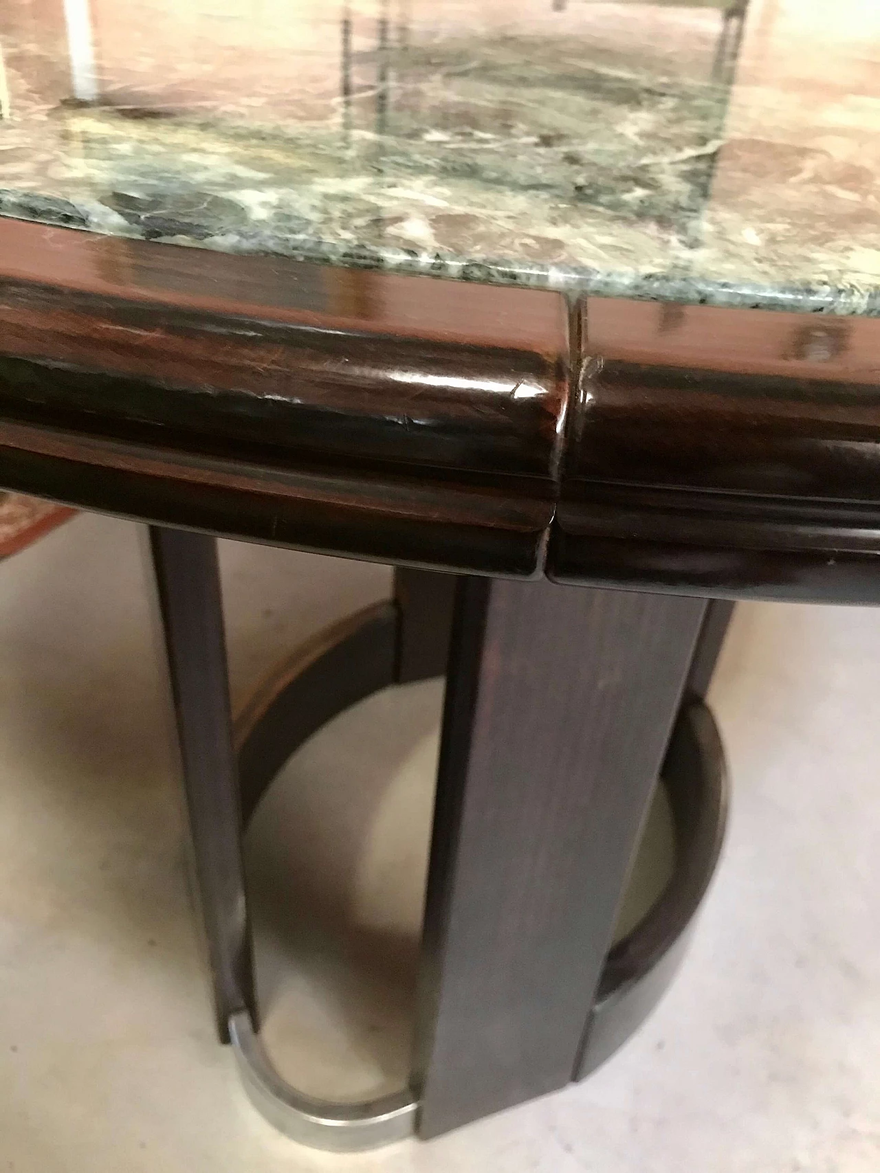 Tavolo rotondo laccato FintoLegno con piano in marmo Verde Alpi incassato, anni '70 1166121