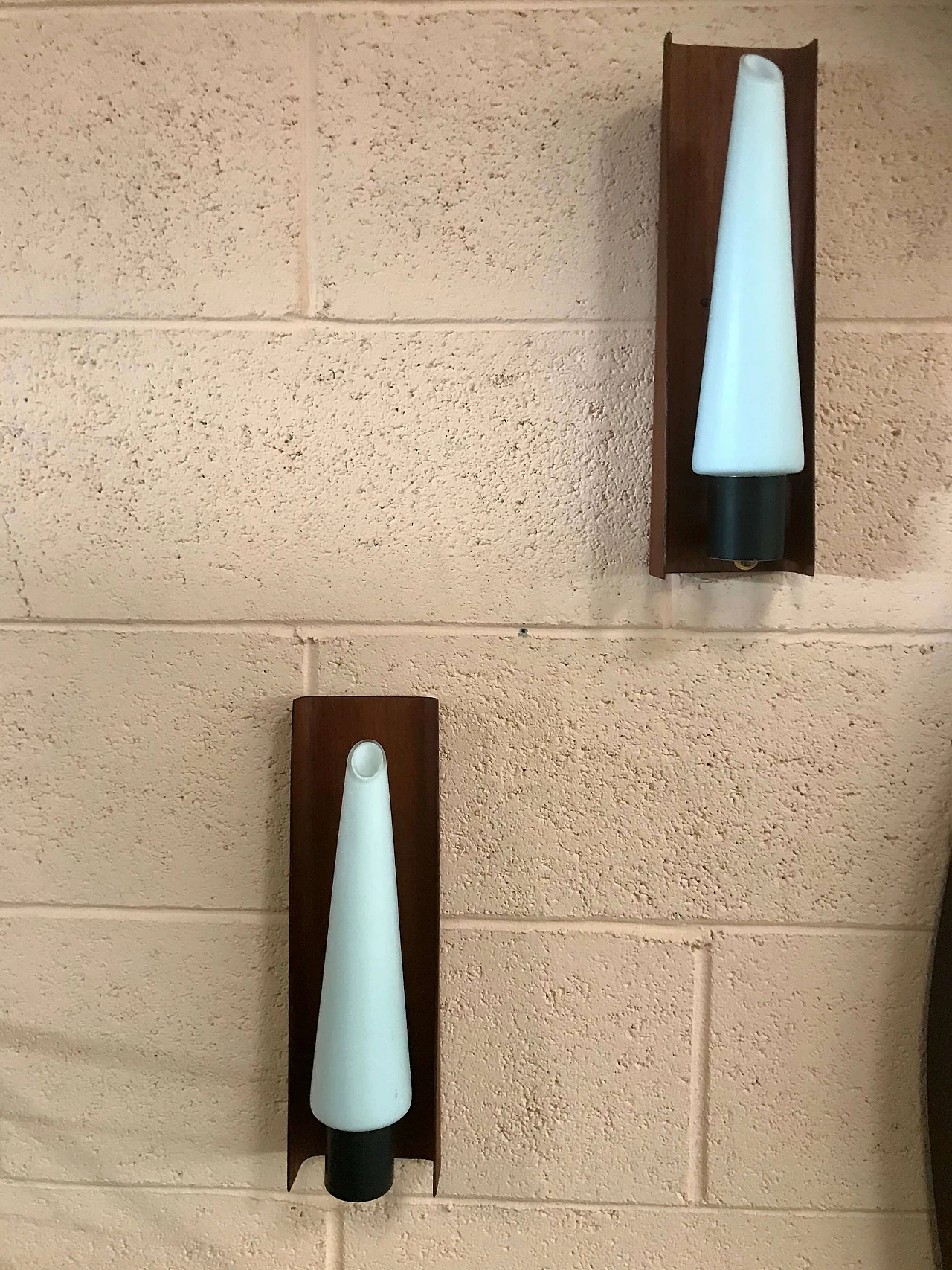 Coppia di applique in metallo curvato impiallacciato in teak e opalina bianca, anni’60 1166130