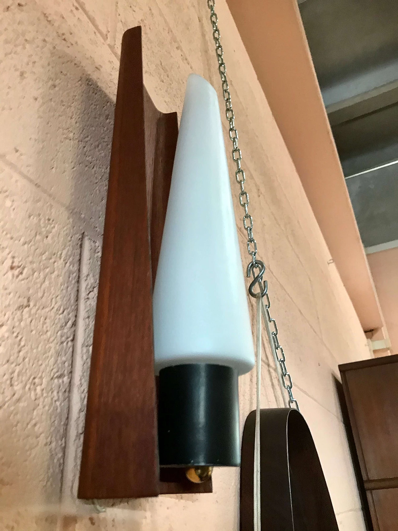 Coppia di applique in metallo curvato impiallacciato in teak e opalina bianca, anni’60 1166134