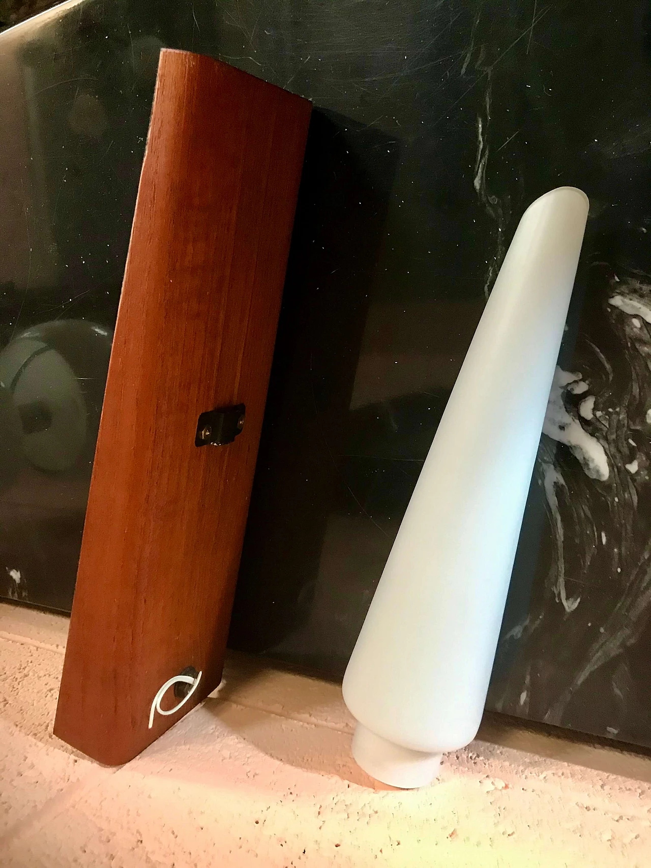 Coppia di applique in metallo curvato impiallacciato in teak e opalina bianca, anni’60 1166140