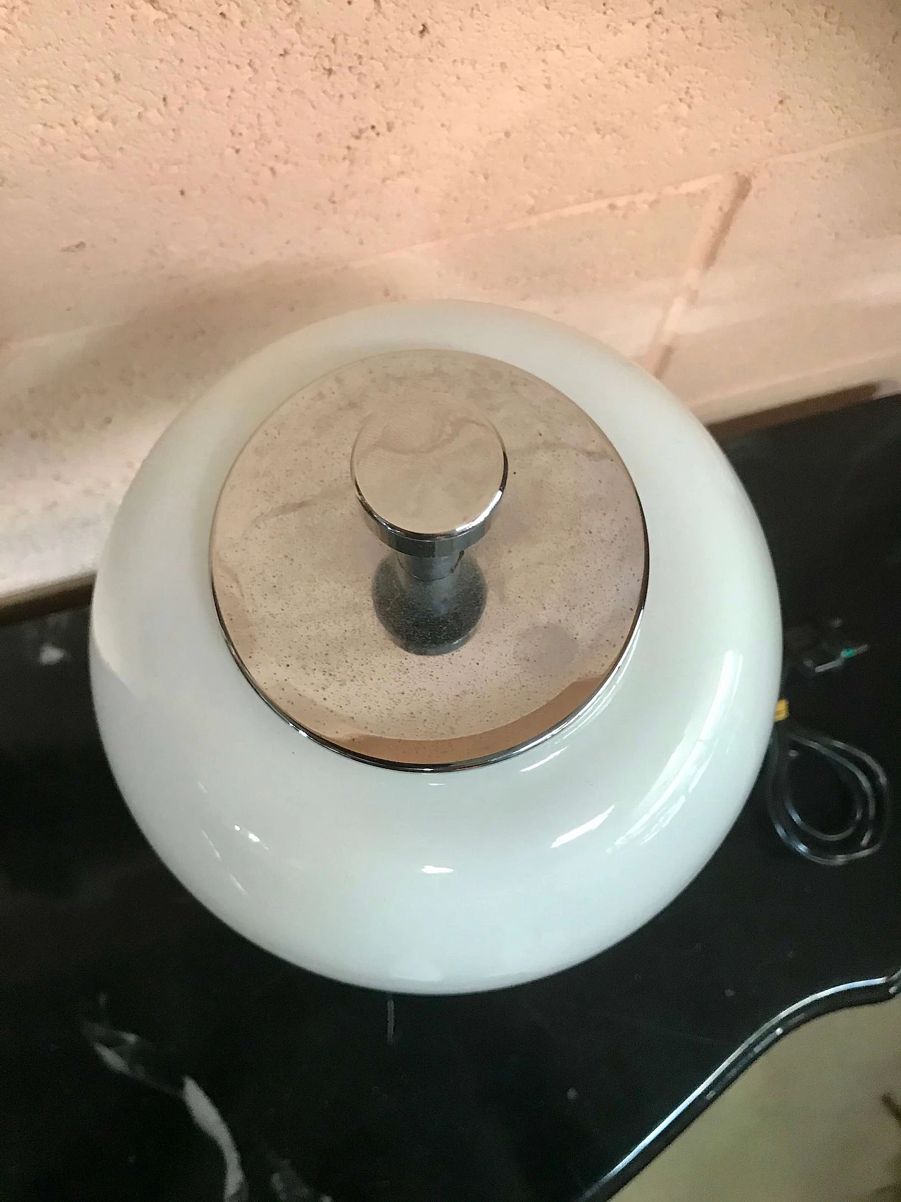 Lampada da appoggio “Space Age” in metallo cromato e opalina bianca, anni '70 1166142