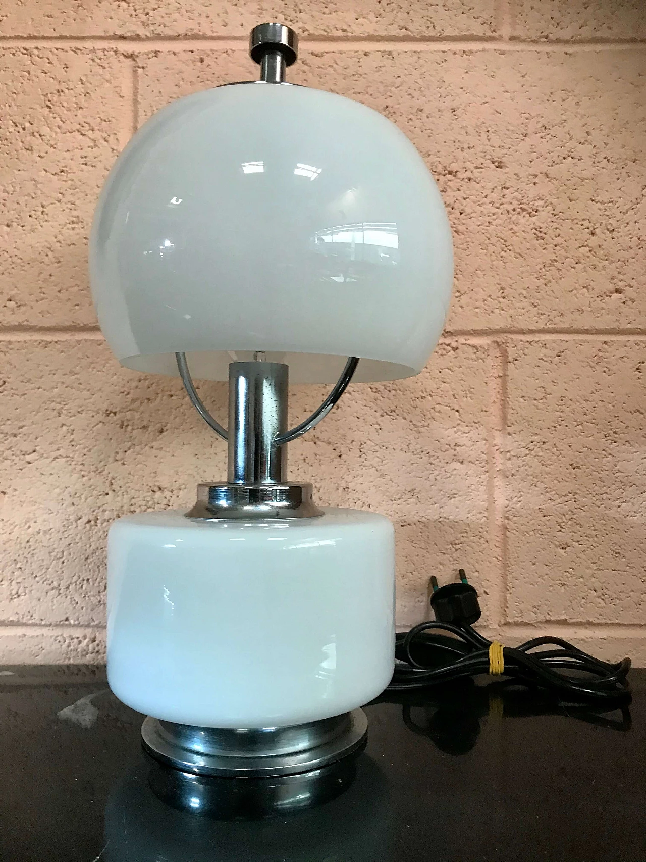 Lampada da appoggio “Space Age” in metallo cromato e opalina bianca, anni '70 1166143