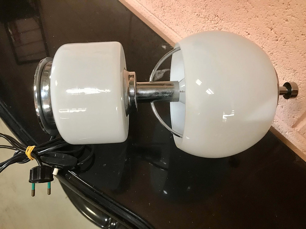 Lampada da appoggio “Space Age” in metallo cromato e opalina bianca, anni '70 1166145
