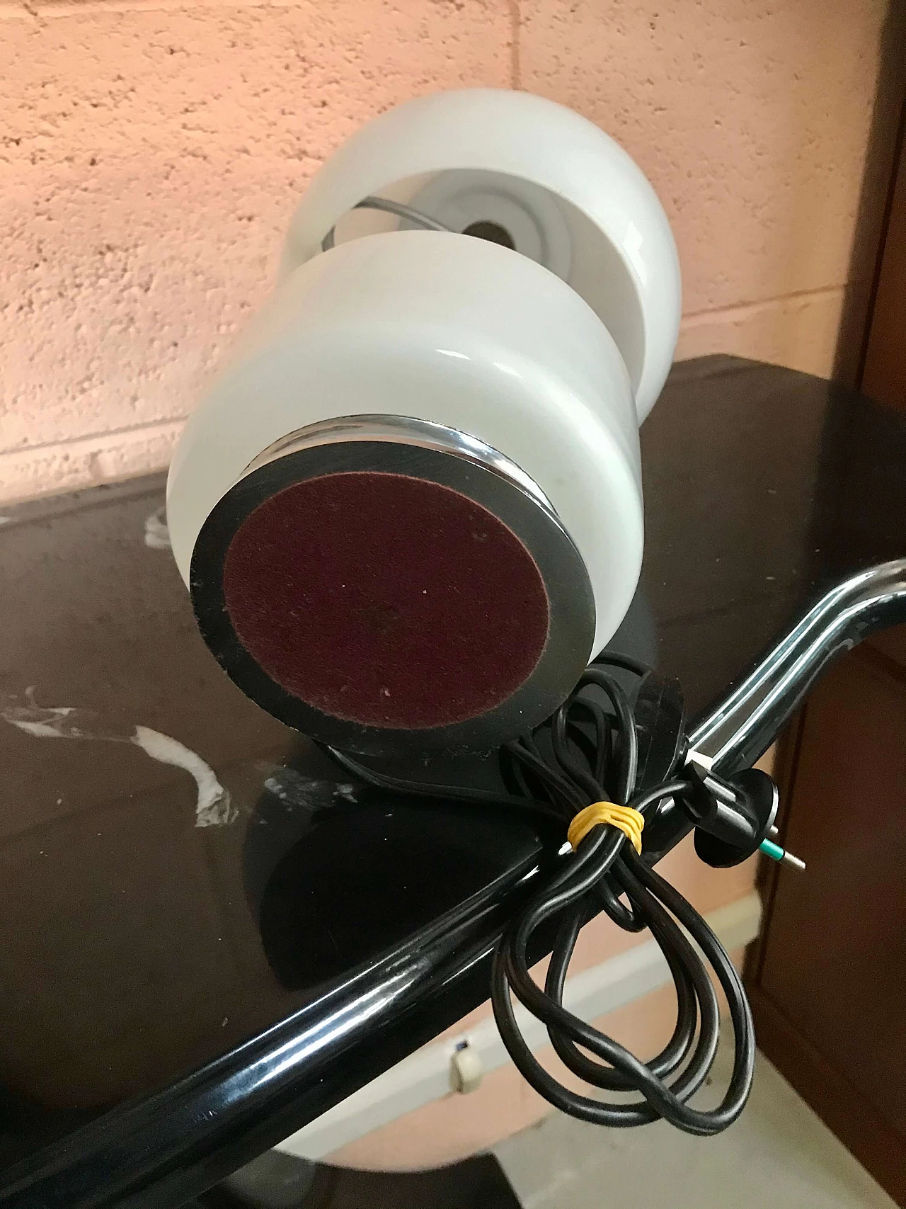 Lampada da appoggio “Space Age” in metallo cromato e opalina bianca, anni '70 1166147