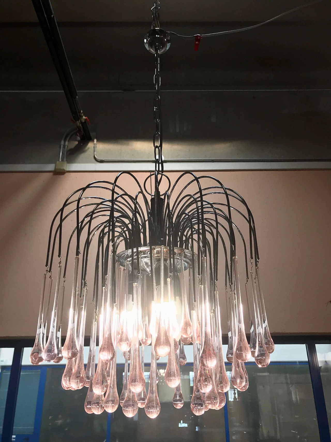 Lampadario Vistosi a cascata in metallo cromato gocce di Murano rosa, anni '70 1166151