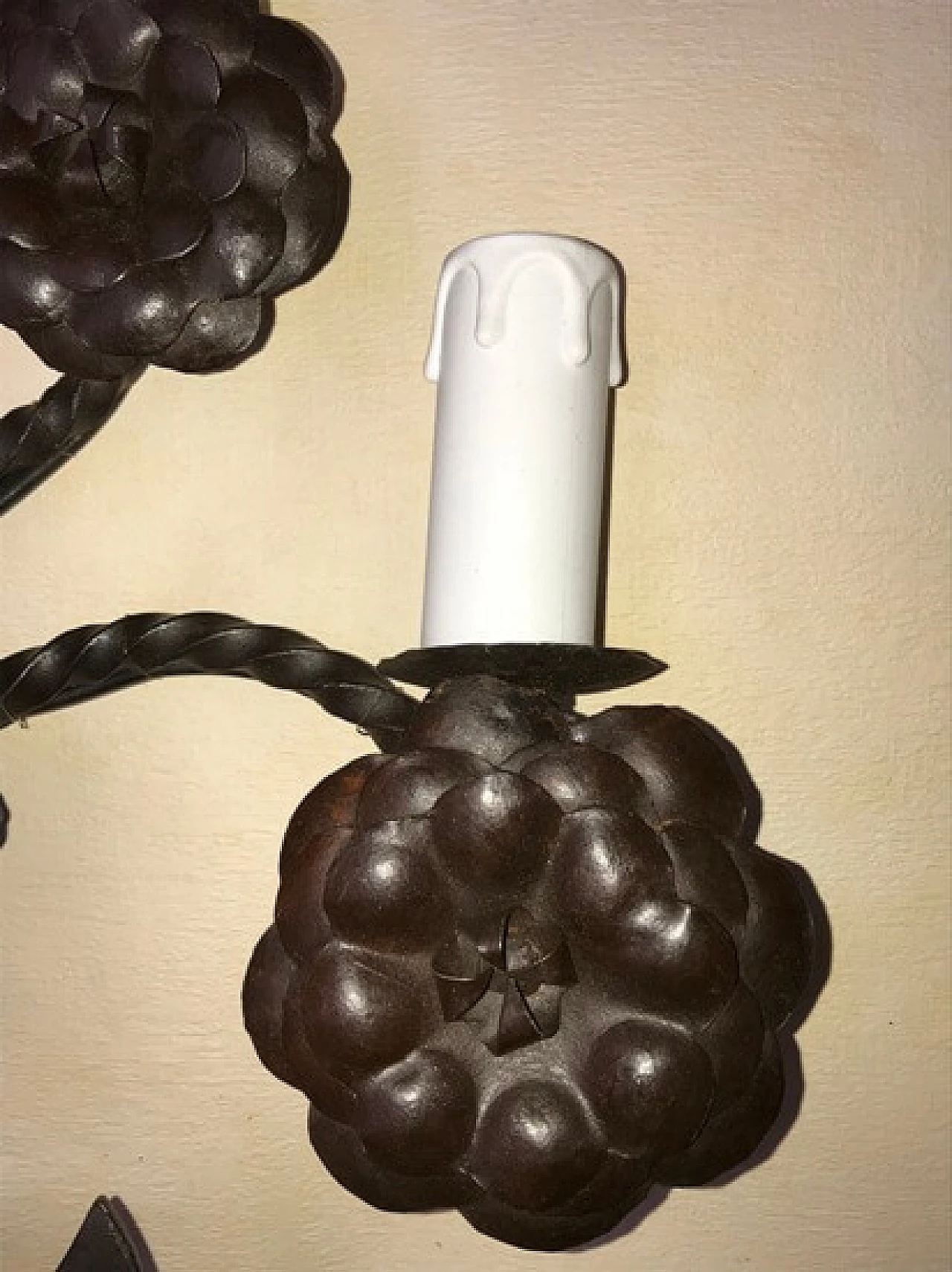 Applique stilizzata in ferro lavorato a mano con vaso di fiori, '900 1166388