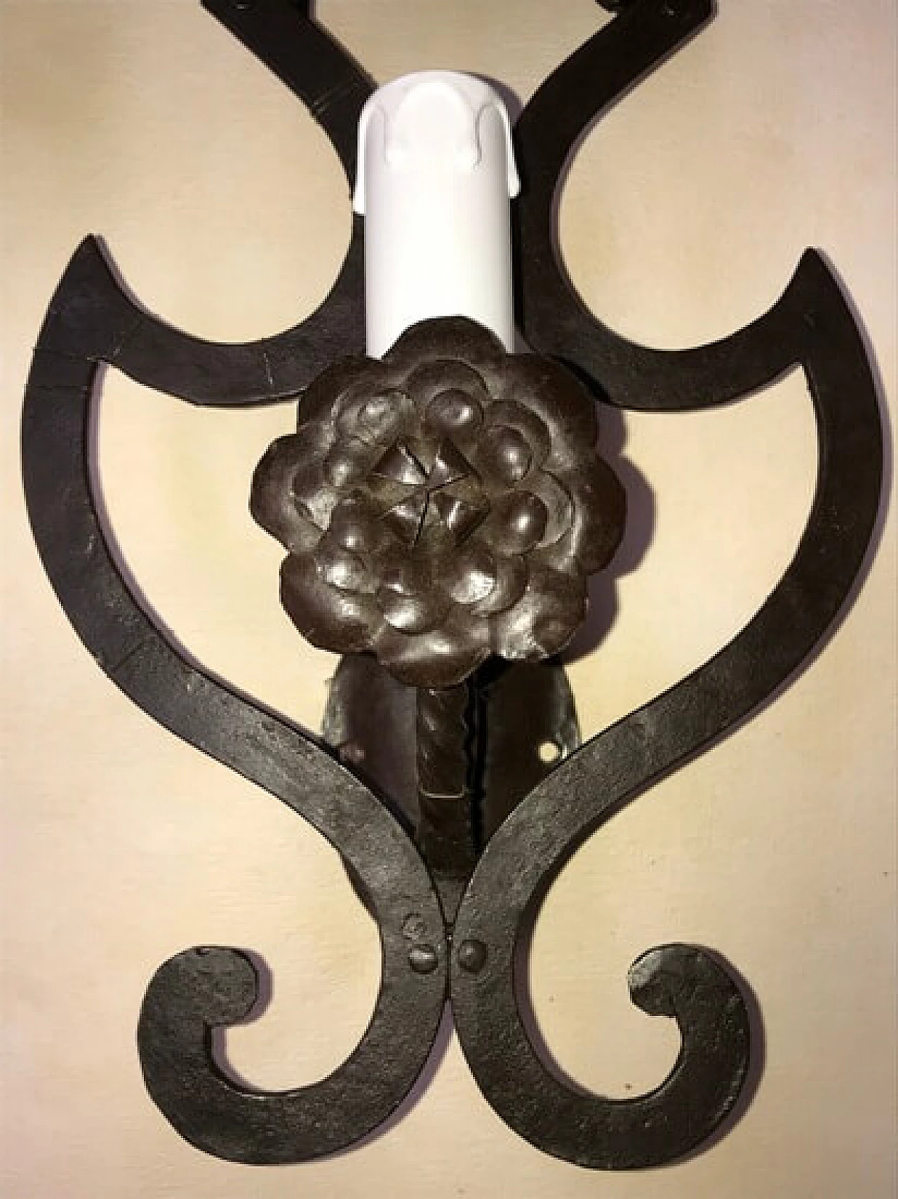 Stylish wall lamp with handcrafted flowers vase in iron colored, 20th century 1166389