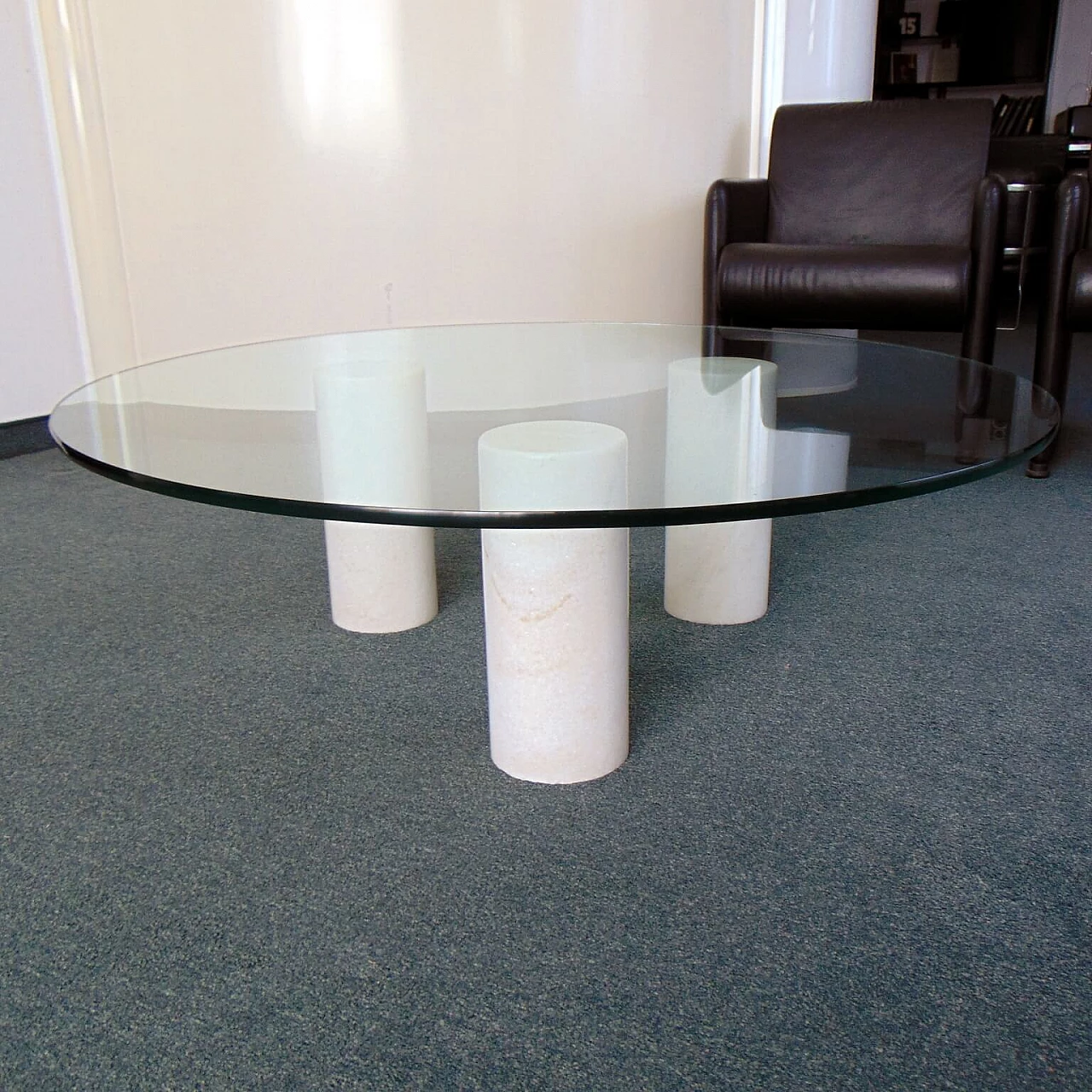 Tavolino marmo bianco e top in cristallo, anni '80 1167162