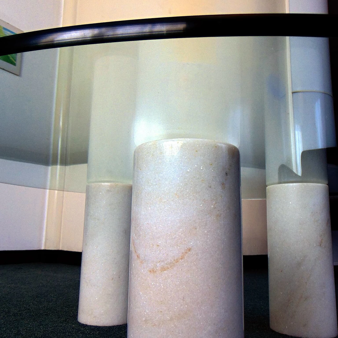 Tavolino marmo bianco e top in cristallo, anni '80 1167166