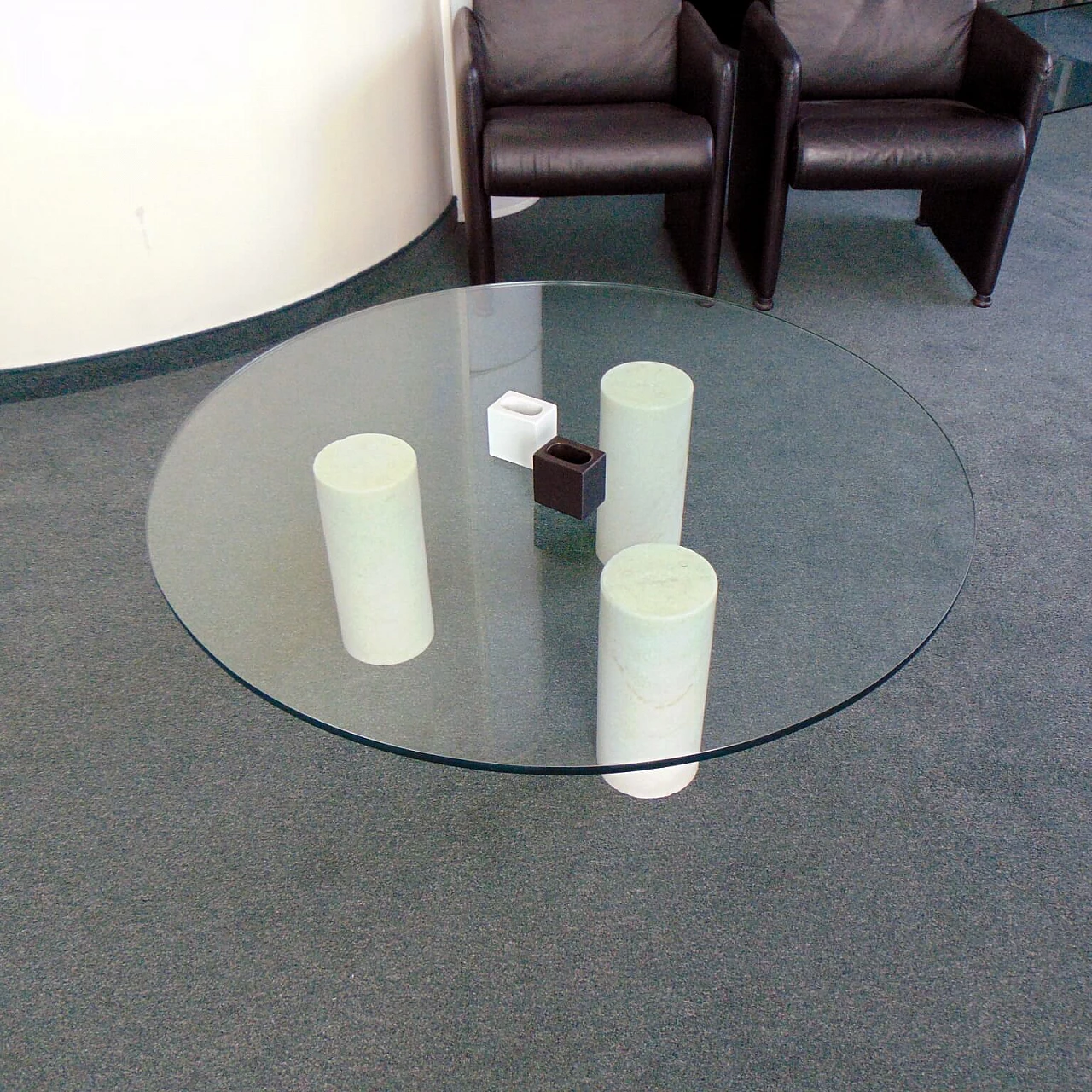 Tavolino marmo bianco e top in cristallo, anni '80 1167171