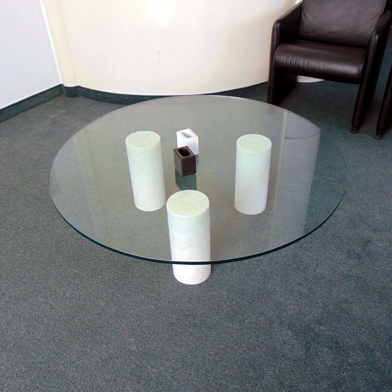 Tavolino marmo bianco e top in cristallo, anni '80 1167172