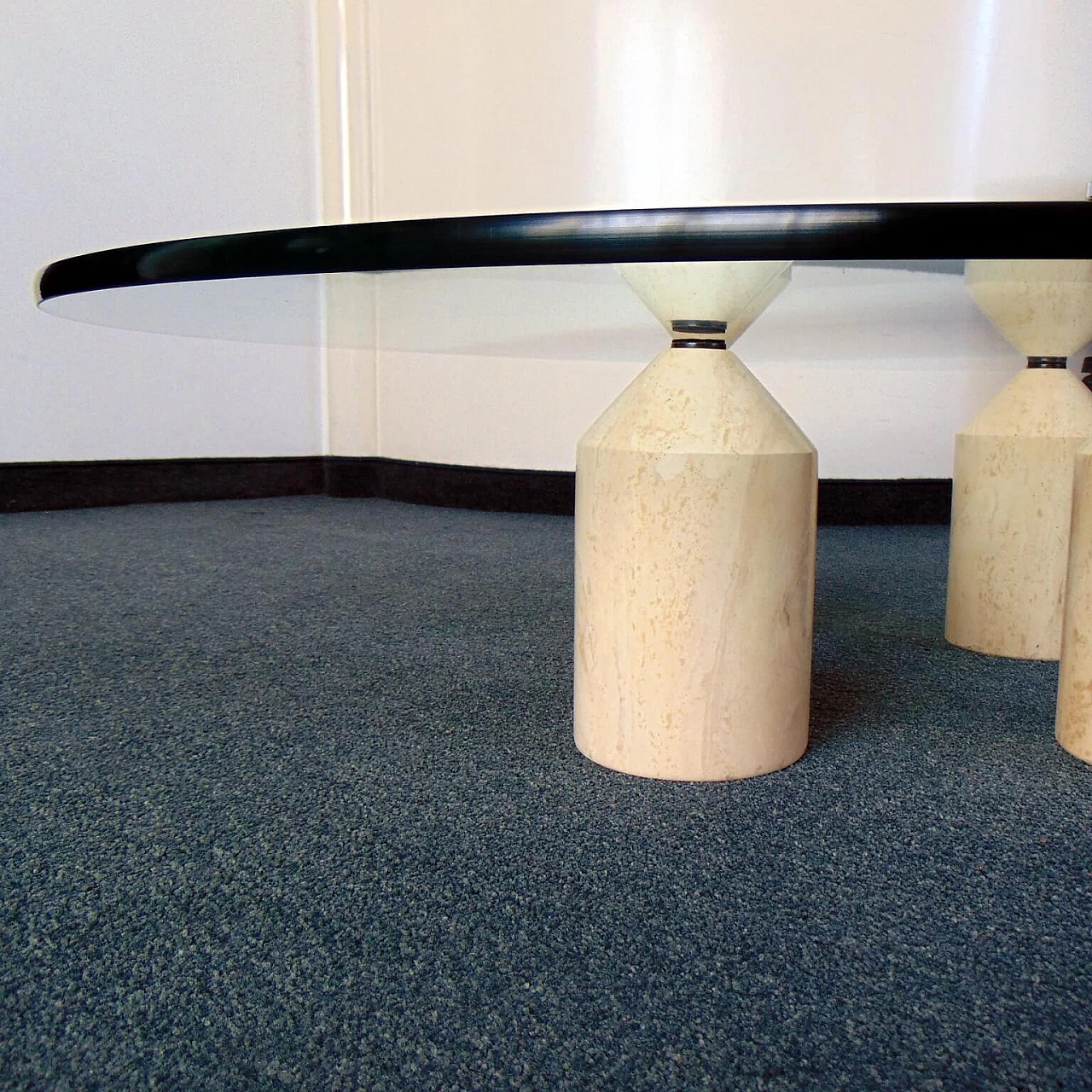 Coffee Table with 4 Pencil-Shaped Travertine Legs and Round Glass Top 1167215