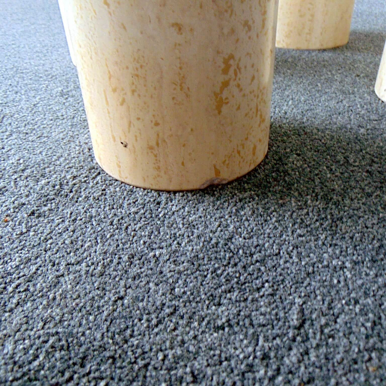 Coffee Table with 4 Pencil-Shaped Travertine Legs and Round Glass Top 1167218