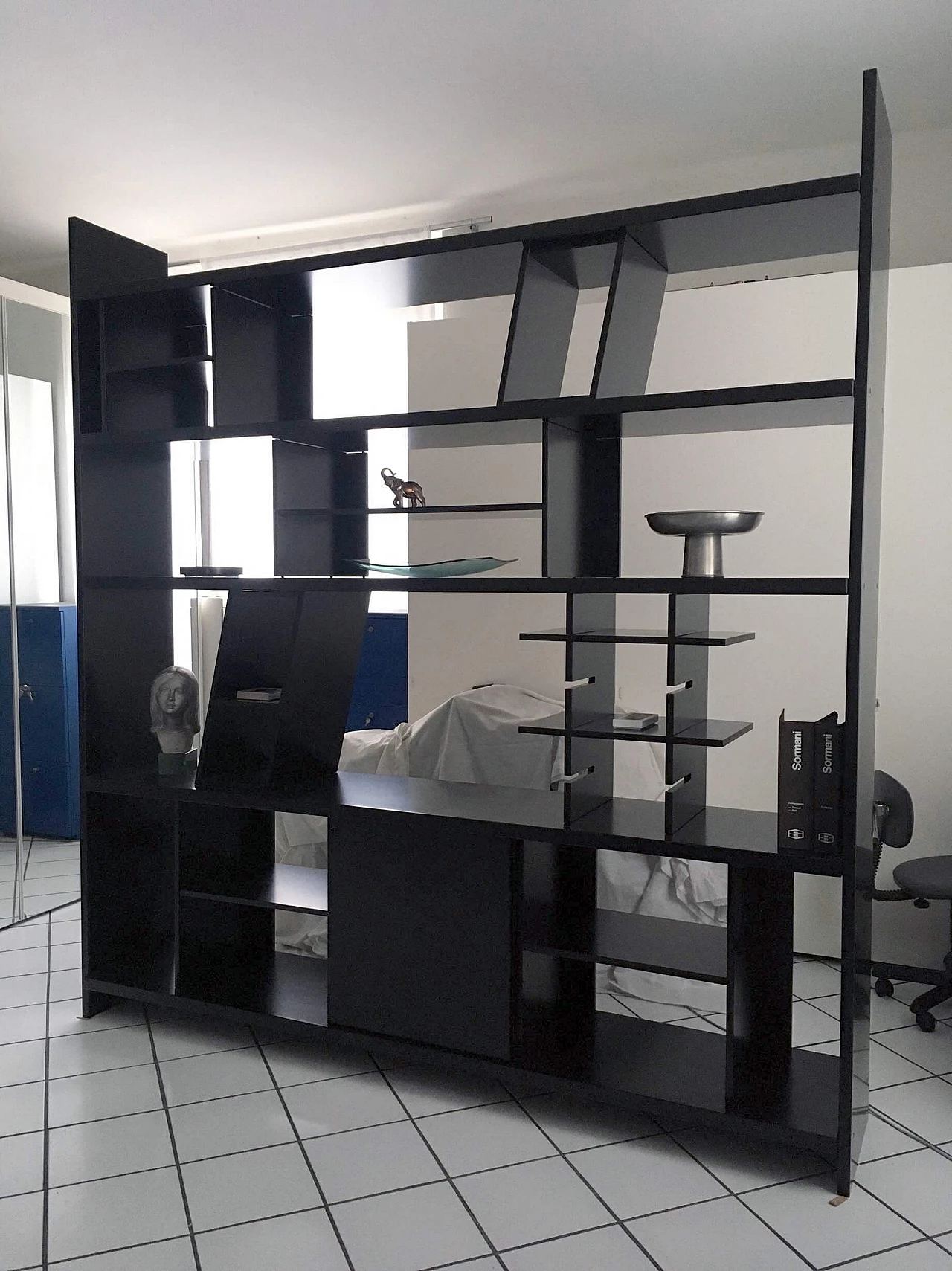 Grande libreria laccato nero satin piani orizzontali, anni '80 1167223