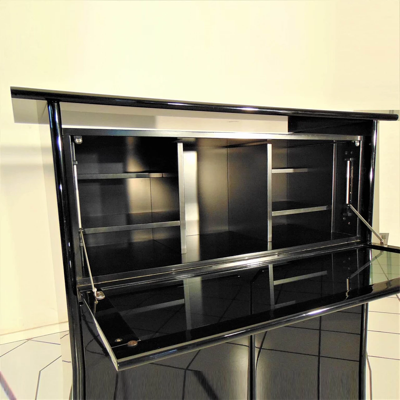 Credenza con vetrina laccata nero lucido di Sormani, 1985 1167348