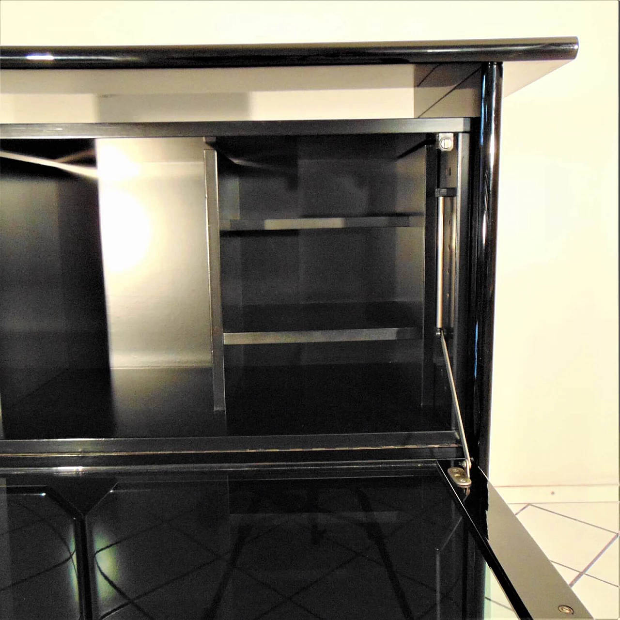 Credenza con vetrina laccata nero lucido di Sormani, 1985 1167349