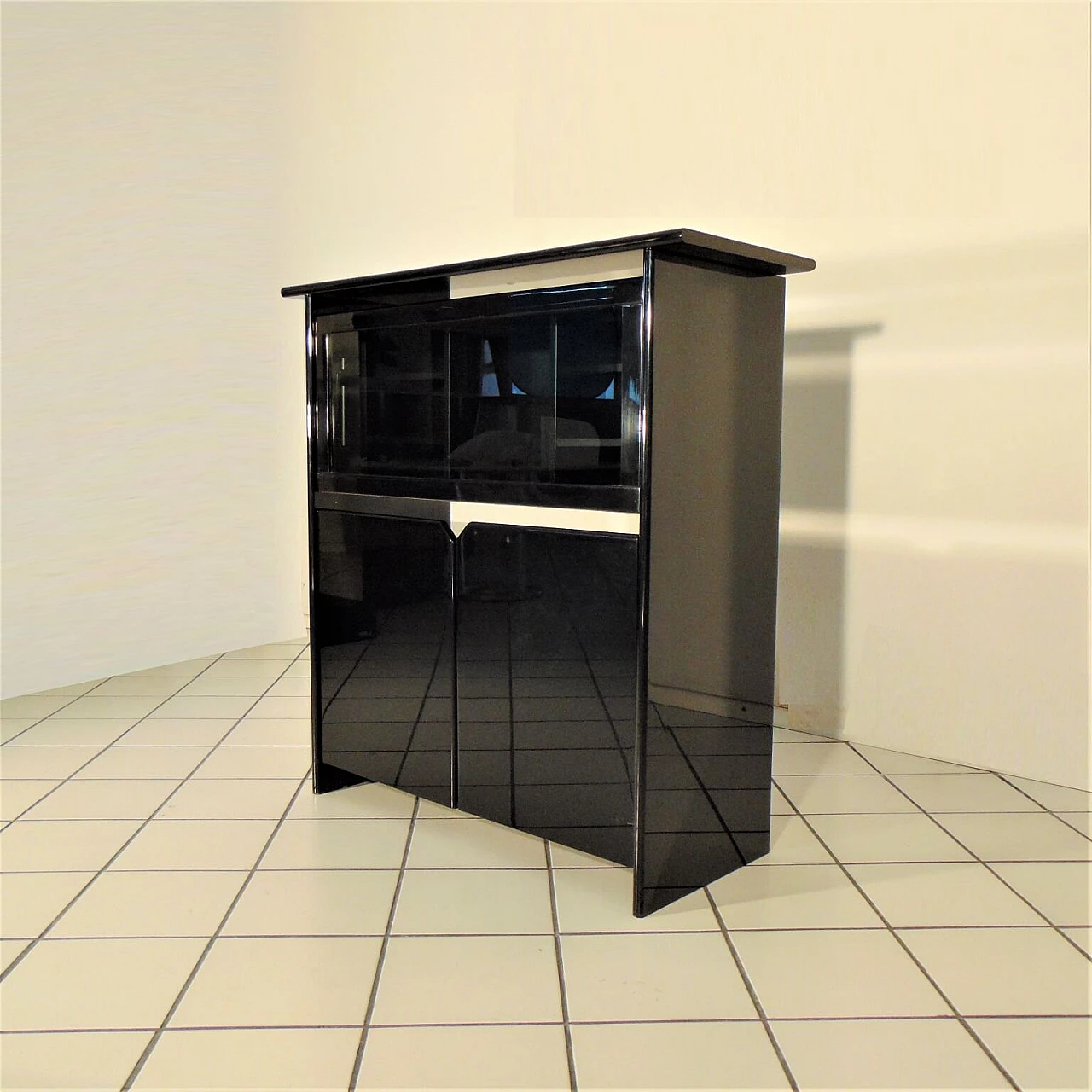 Credenza con vetrina laccata nero lucido di Sormani, 1985 1167351