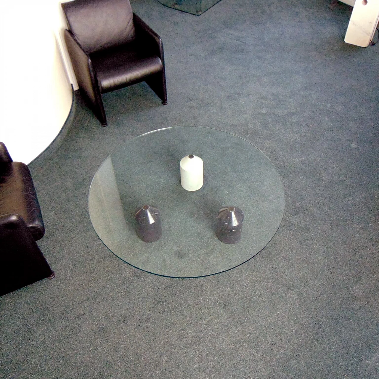 Tavolino in marmo bianco e nero con top in cristallo 1167360