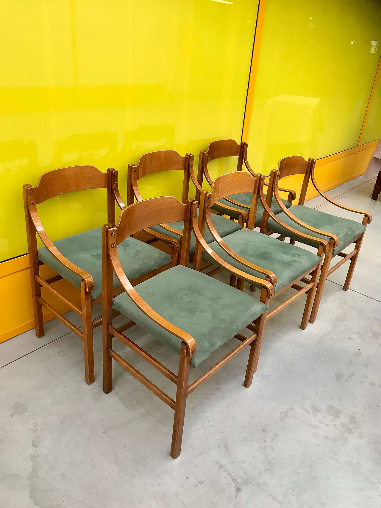 Set of 6 chairs in wood with armrests and backrest in bended wood and screws in brass, 60s 1168194
