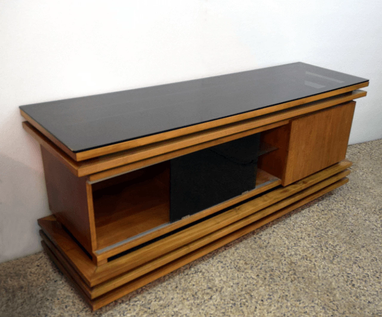 Credenza in noce con piano in vetro nero, anni '70 1169187