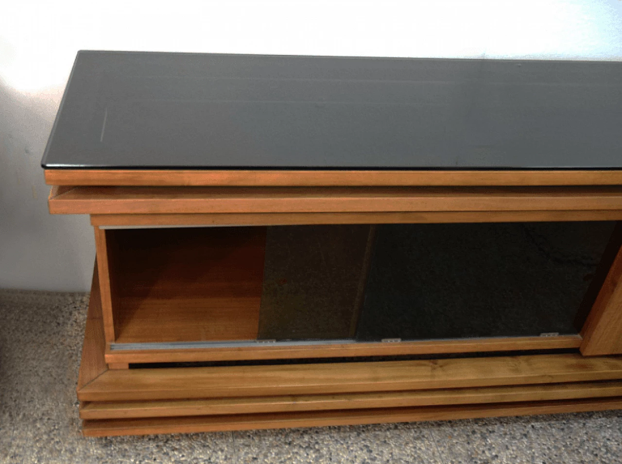 Credenza in noce con piano in vetro nero, anni '70 1169192