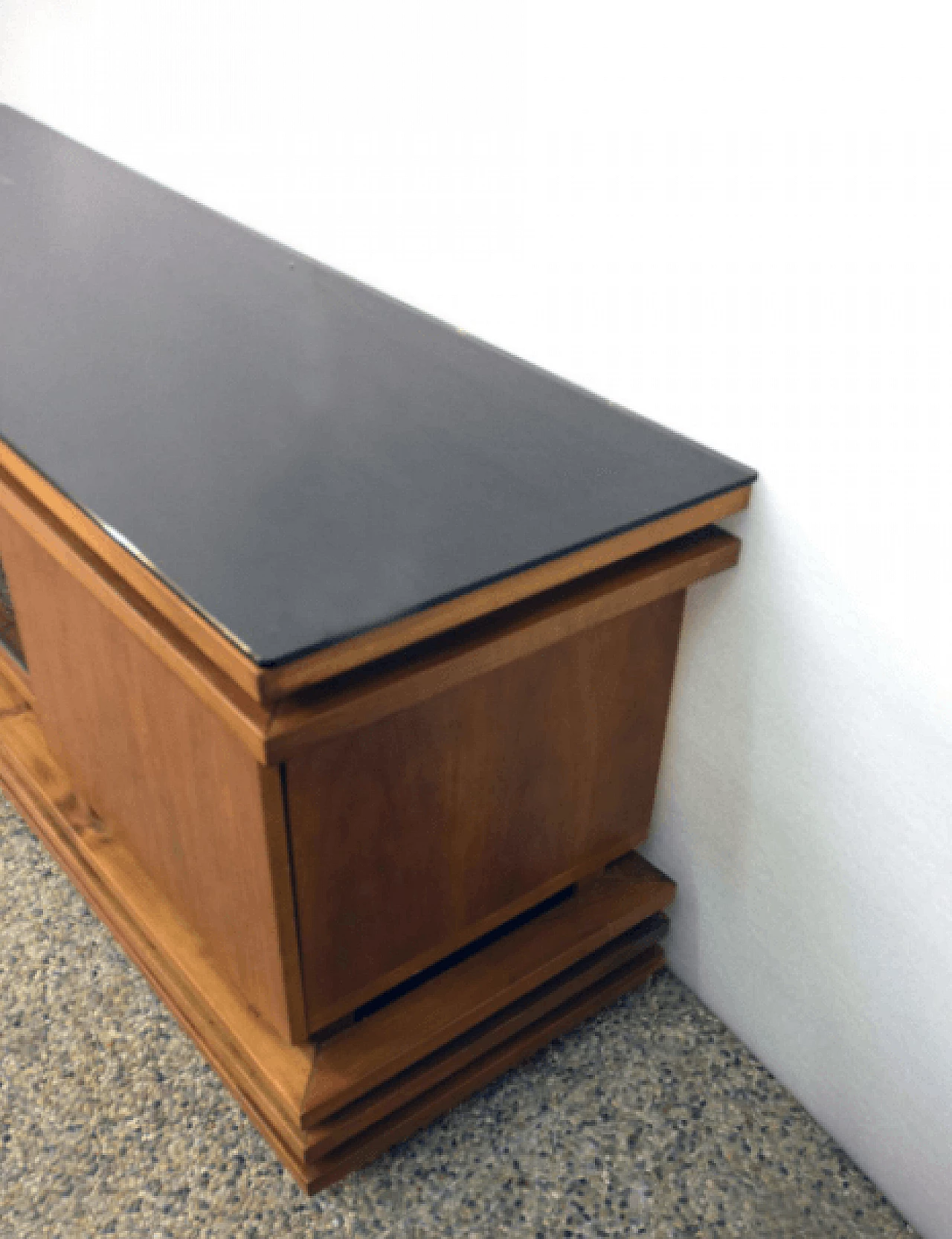 Credenza in noce con piano in vetro nero, anni '70 1169194