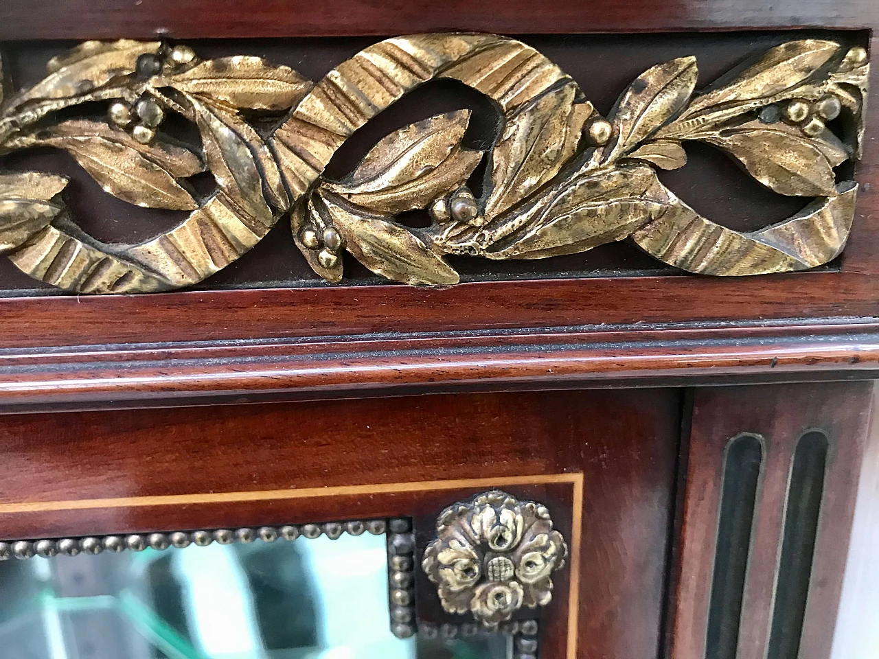Angoliera firmata “Morison & Co. Edinburgh” in mogano , intarsiata, con bronzi e marmo Griotte Rouge, fodere con specchi, ‘800 1170625