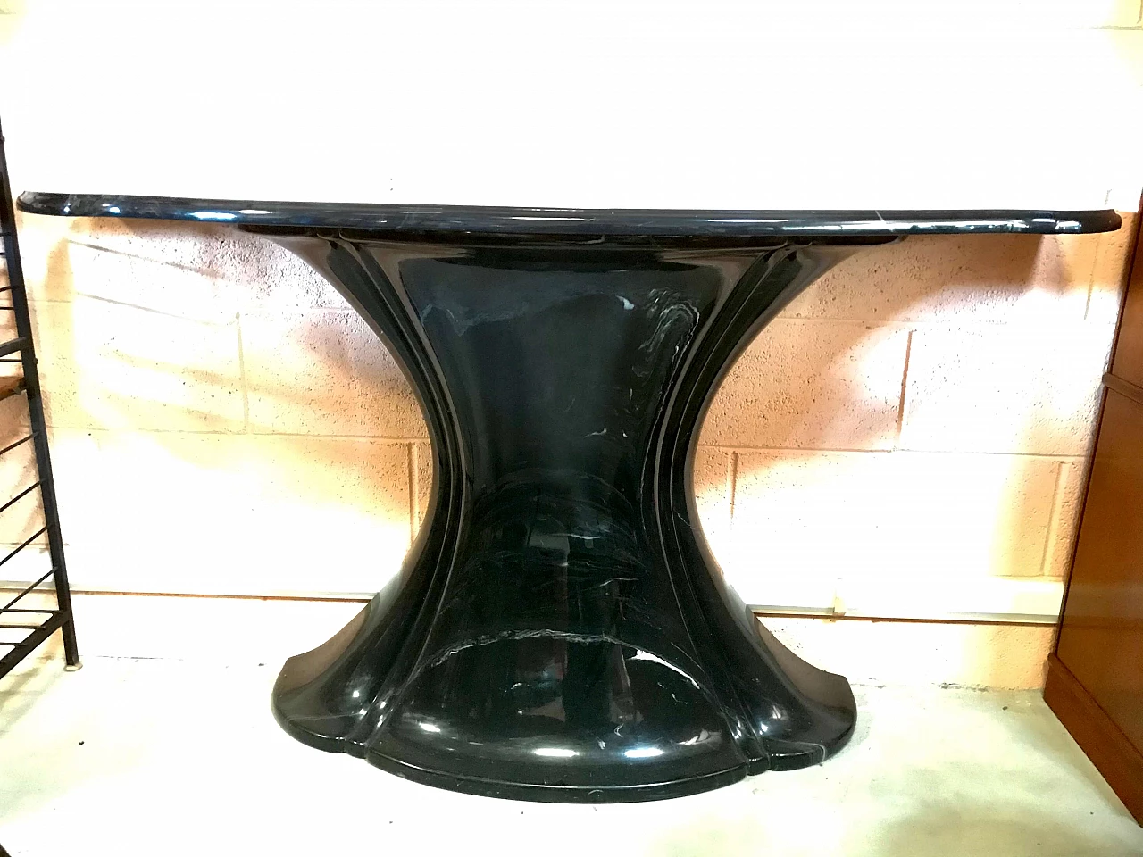 Goblet shaped moved consolle table in faux marble black resin, 60s - 70s 1170677