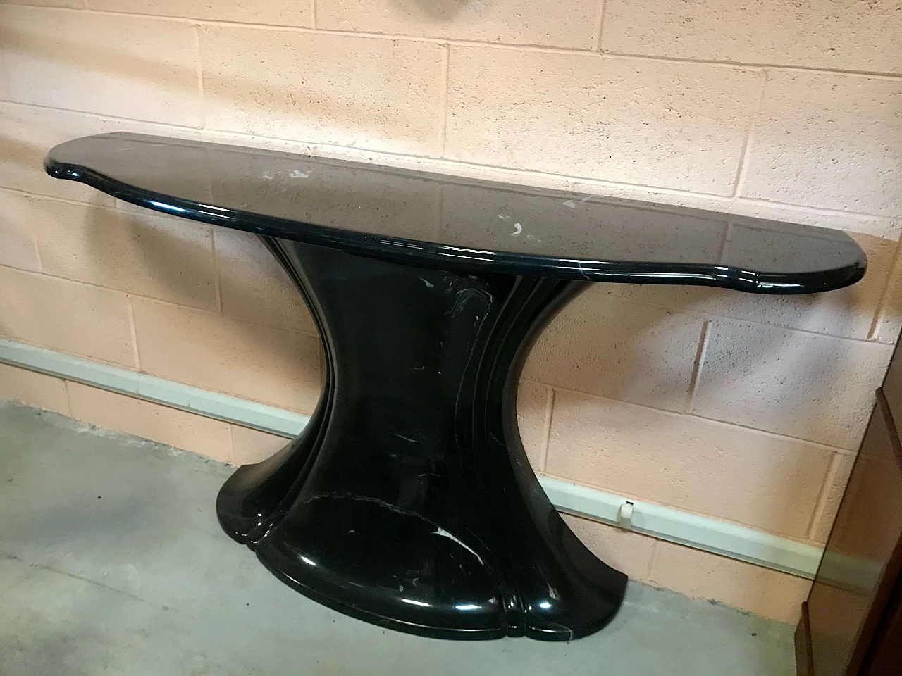 Consolle a Conchiglia con base a calice e piano mosso, in resina finto marmo nera, anni '60 - '70 1170678