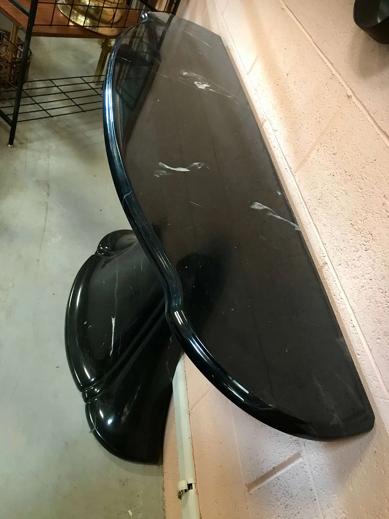 Consolle a Conchiglia con base a calice e piano mosso, in resina finto marmo nera, anni '60 - '70 1170681