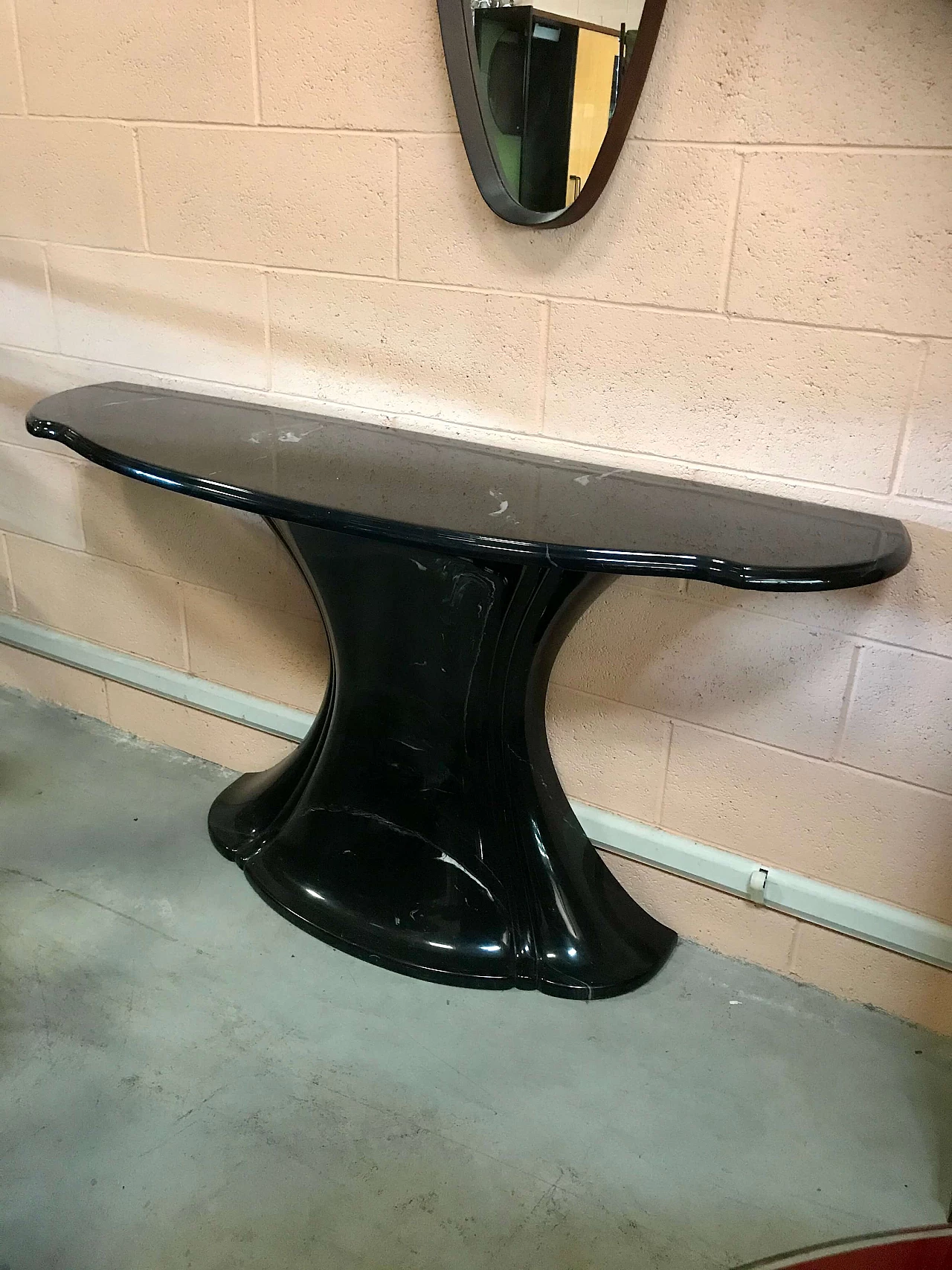 Consolle a Conchiglia con base a calice e piano mosso, in resina finto marmo nera, anni '60 - '70 1170682