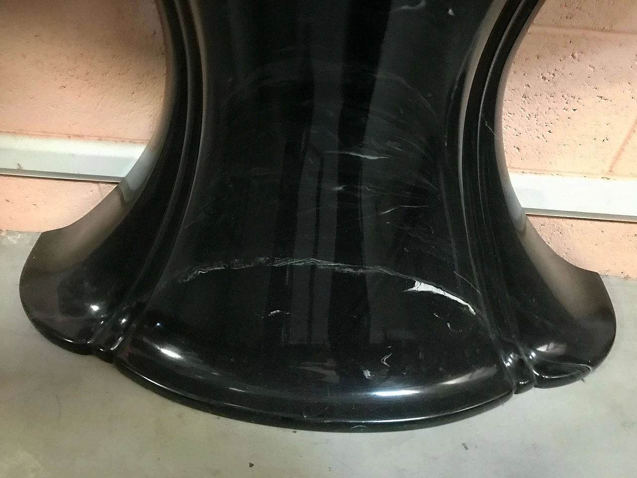 Consolle a Conchiglia con base a calice e piano mosso, in resina finto marmo nera, anni '60 - '70 1170684