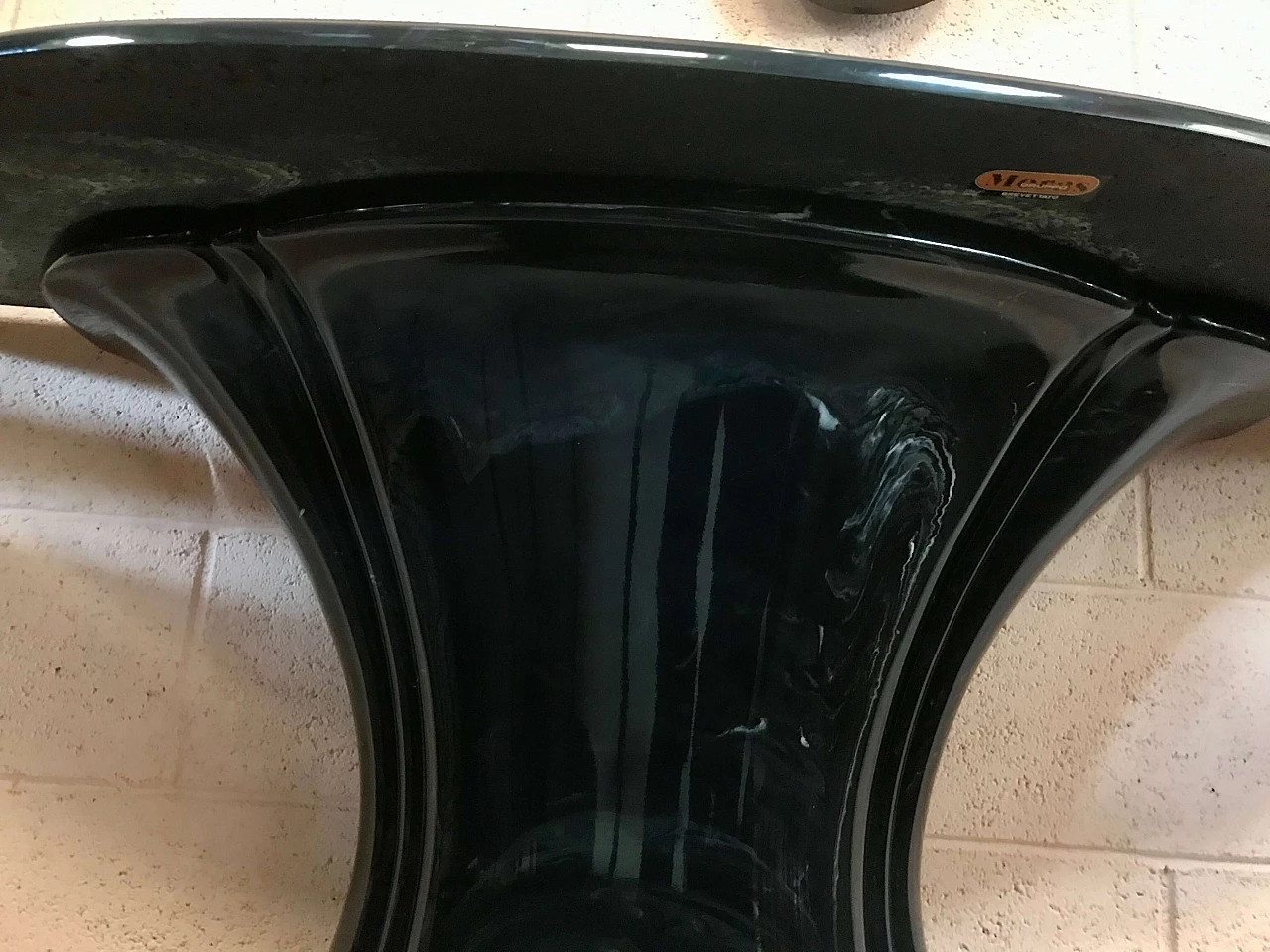 Consolle a Conchiglia con base a calice e piano mosso, in resina finto marmo nera, anni '60 - '70 1170685