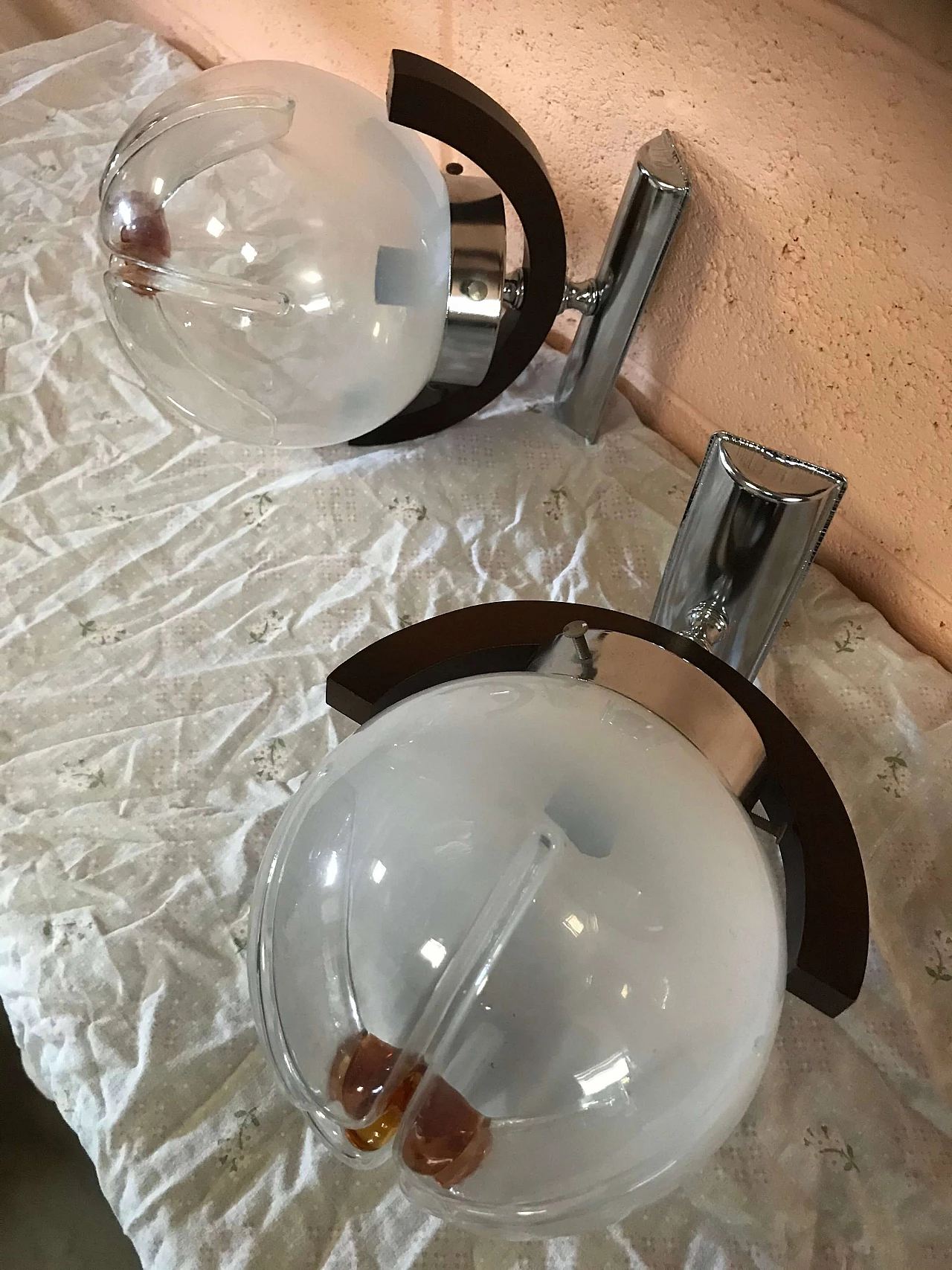 Coppia di appliques in Vetro di Murano, metallo cromato a legno, anni ’70 1170694