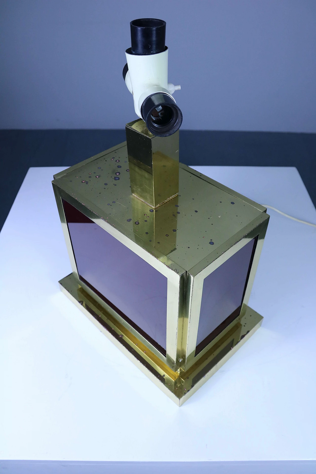 Lampada da tavolo in ottone e vetro, anni '50 1171339