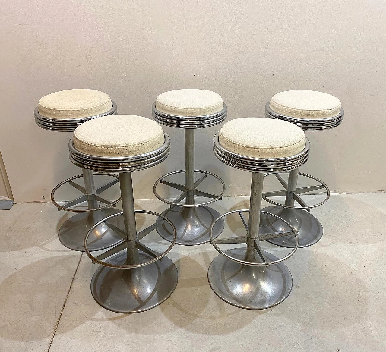 Set of 5 steel round stools with leatherette seat, 70s 1174084