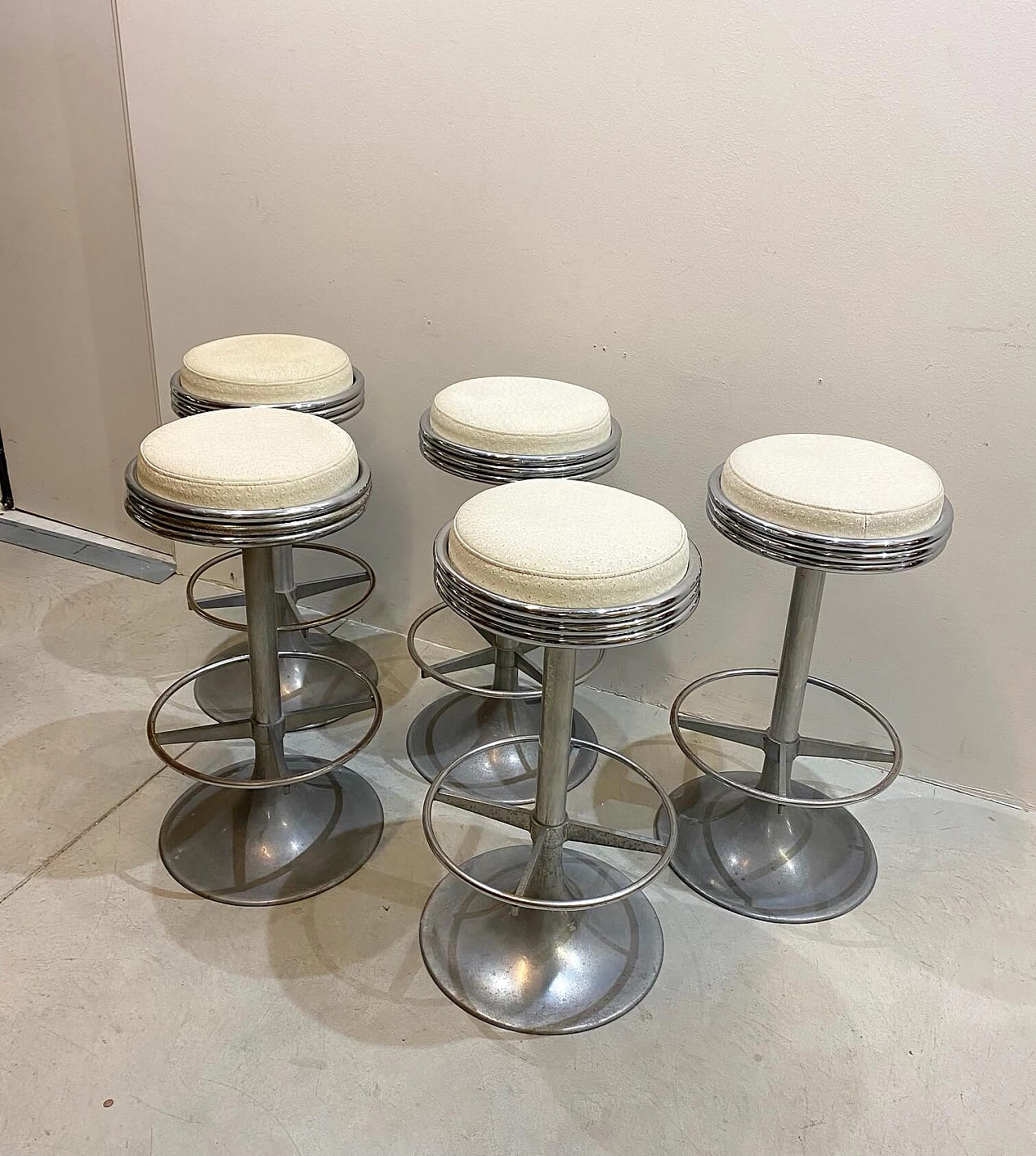 Set of 5 steel round stools with leatherette seat, 70s 1174085