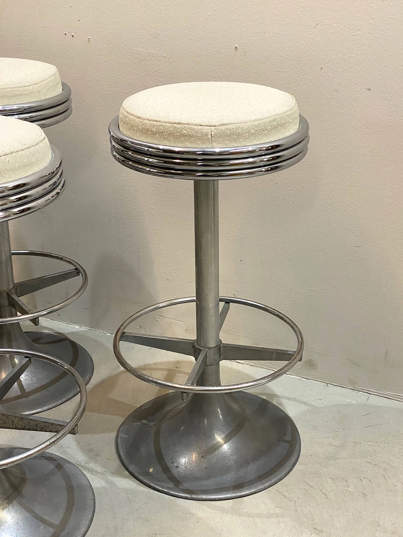 Set of 5 steel round stools with leatherette seat, 70s 1174088