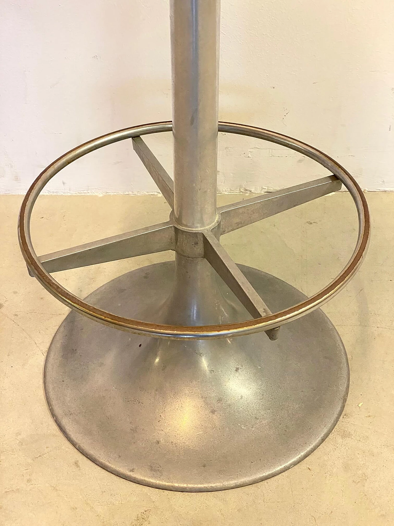 Set of 5 steel round stools with leatherette seat, 70s 1174089