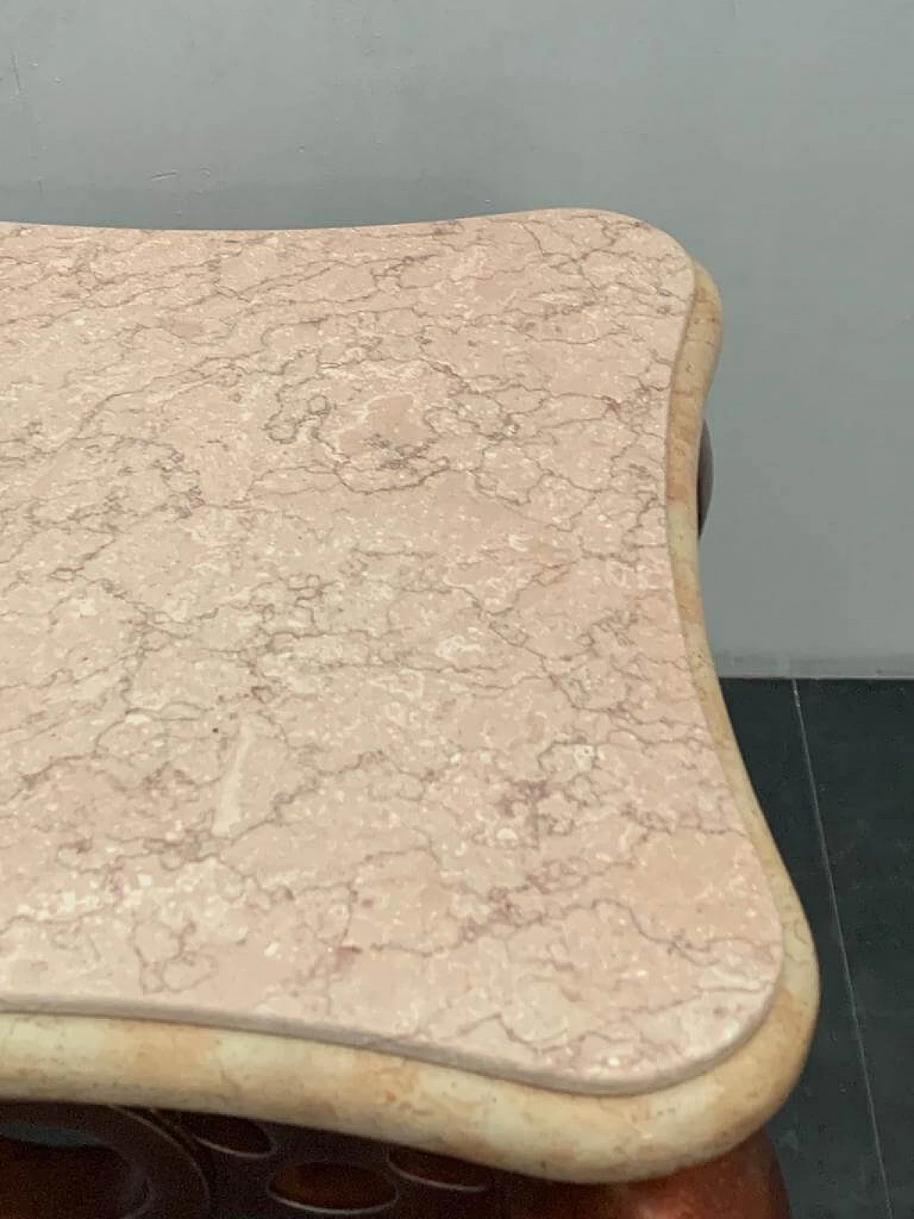 Tavolino da caffè in marmo rosa e metallo del gruppo Lam Lee, anni '90 1176551