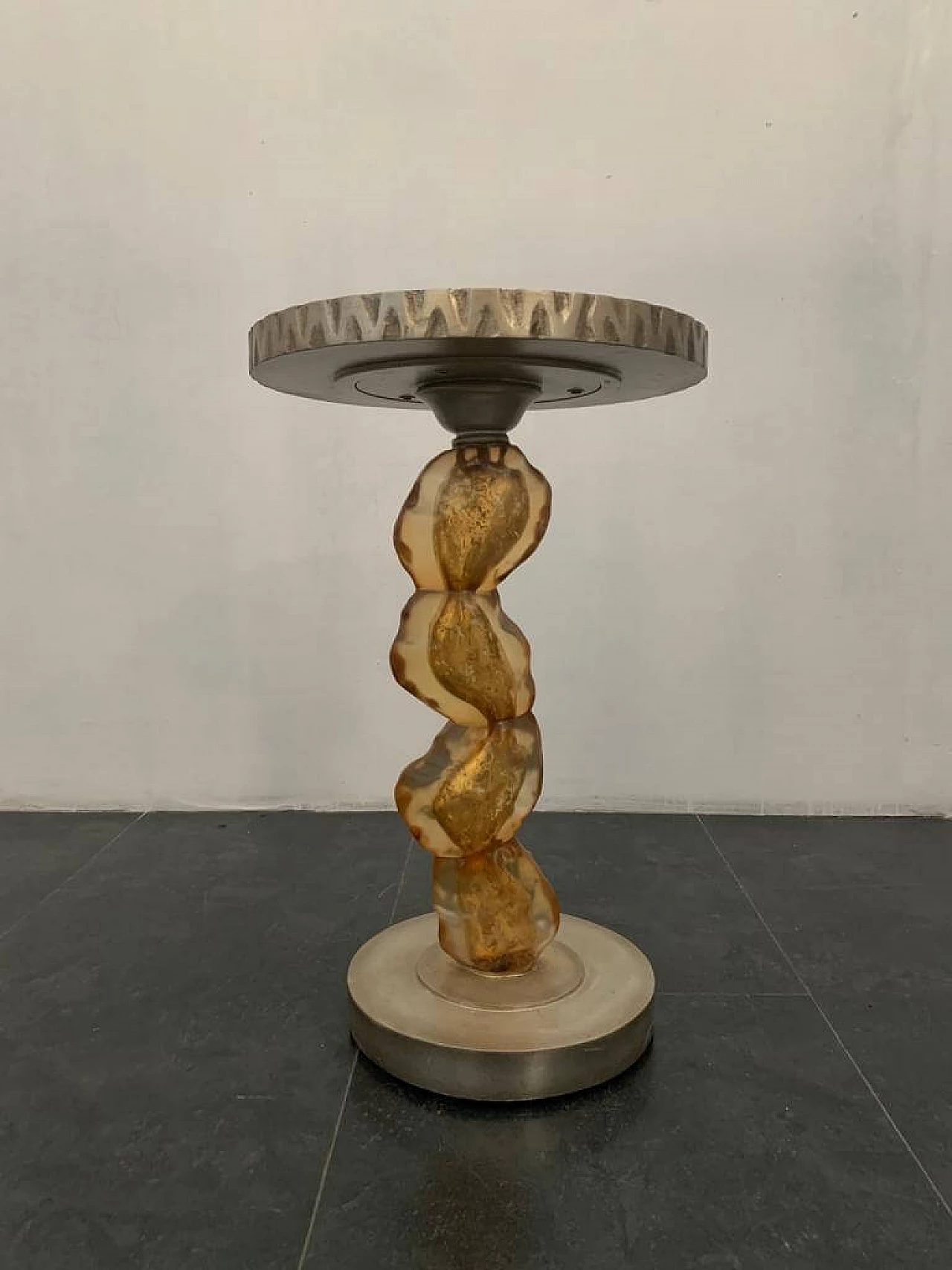 Tavolino in resina con inserti in oro con base e top in argento di Lam Lee Group Dallas, anni '90 1176570