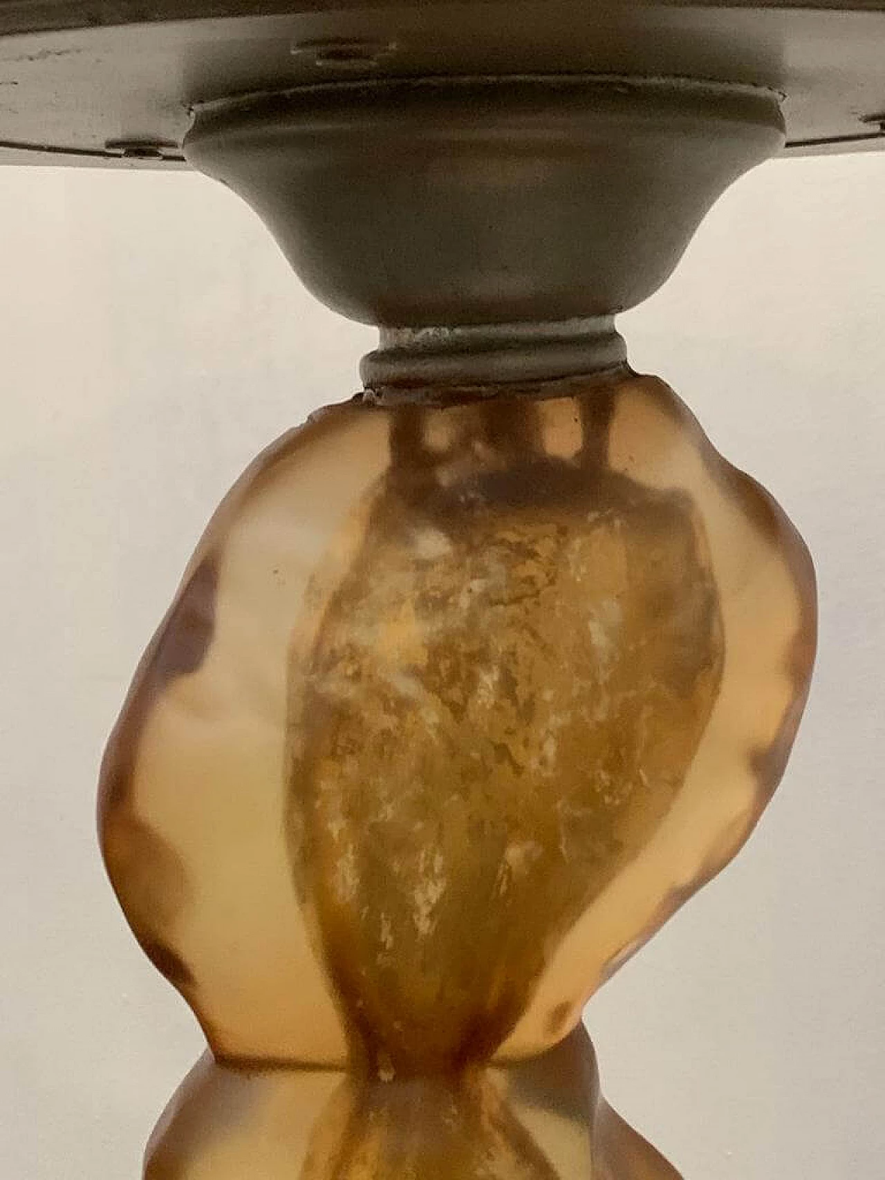 Tavolino in resina con inserti in oro con base e top in argento di Lam Lee Group Dallas, anni '90 1176573