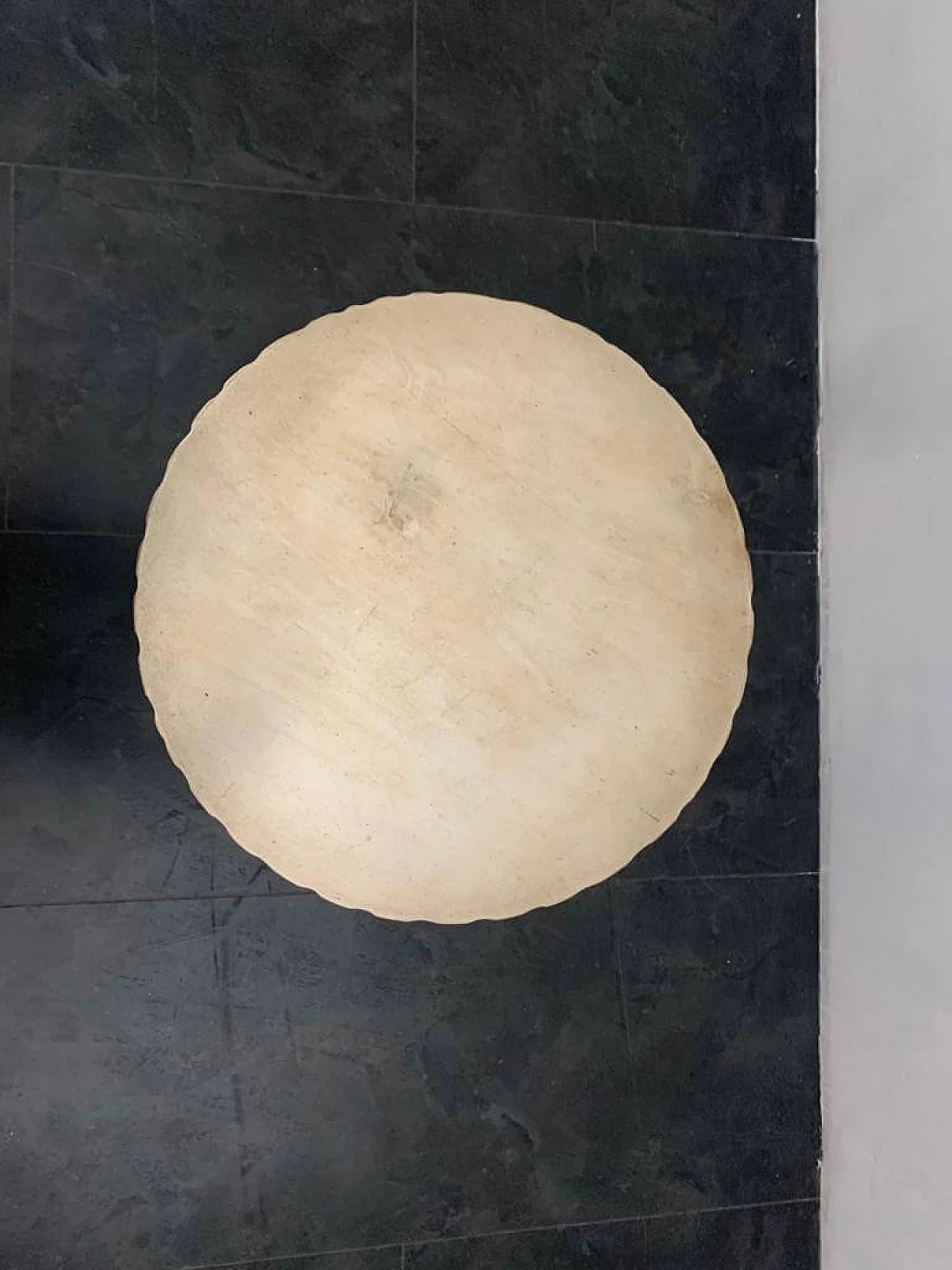 Tavolino in resina con inserti in oro con base e top in argento di Lam Lee Group Dallas, anni '90 1176574