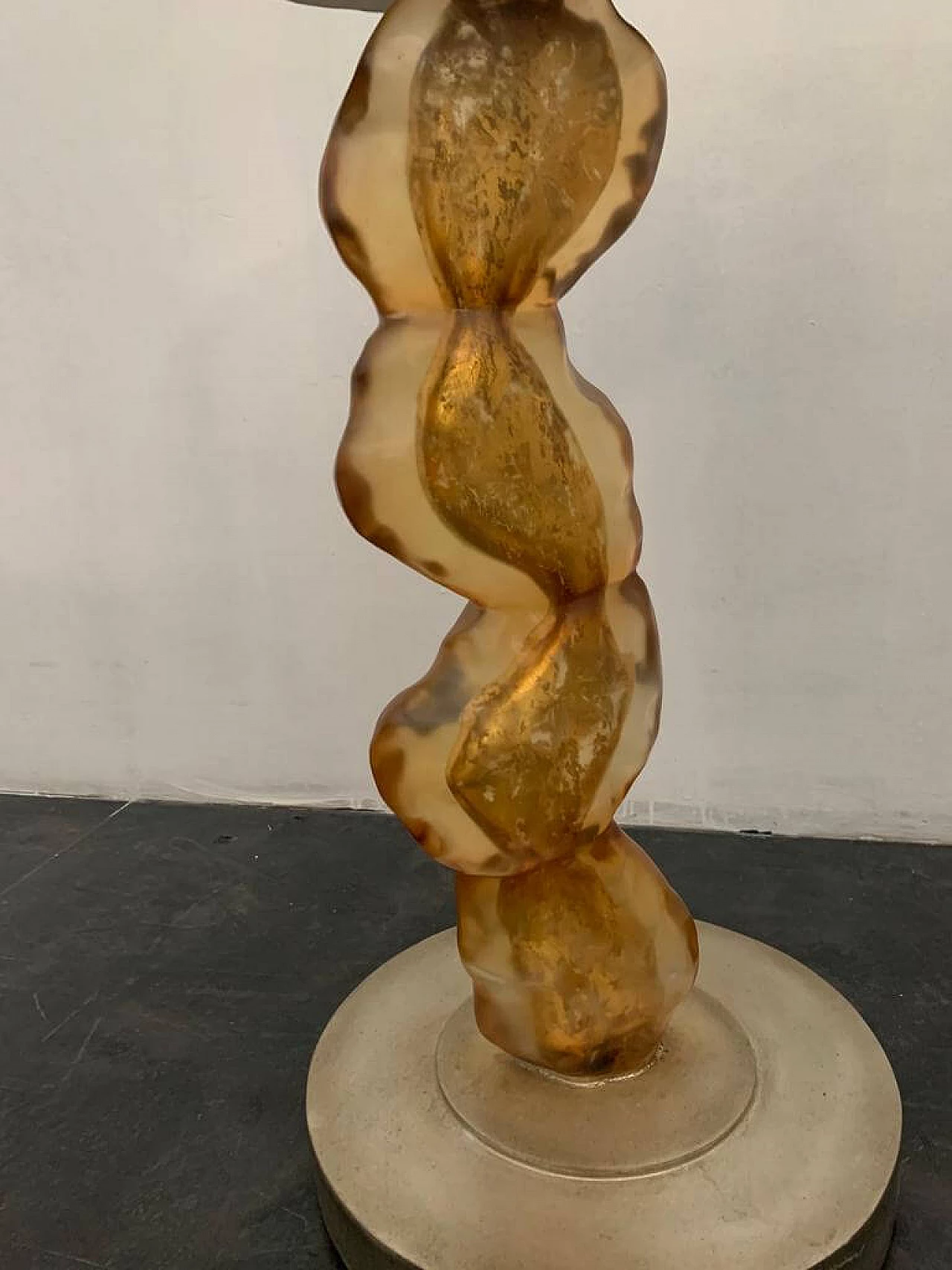 Tavolino in resina con inserti in oro con base e top in argento di Lam Lee Group Dallas, anni '90 1176575