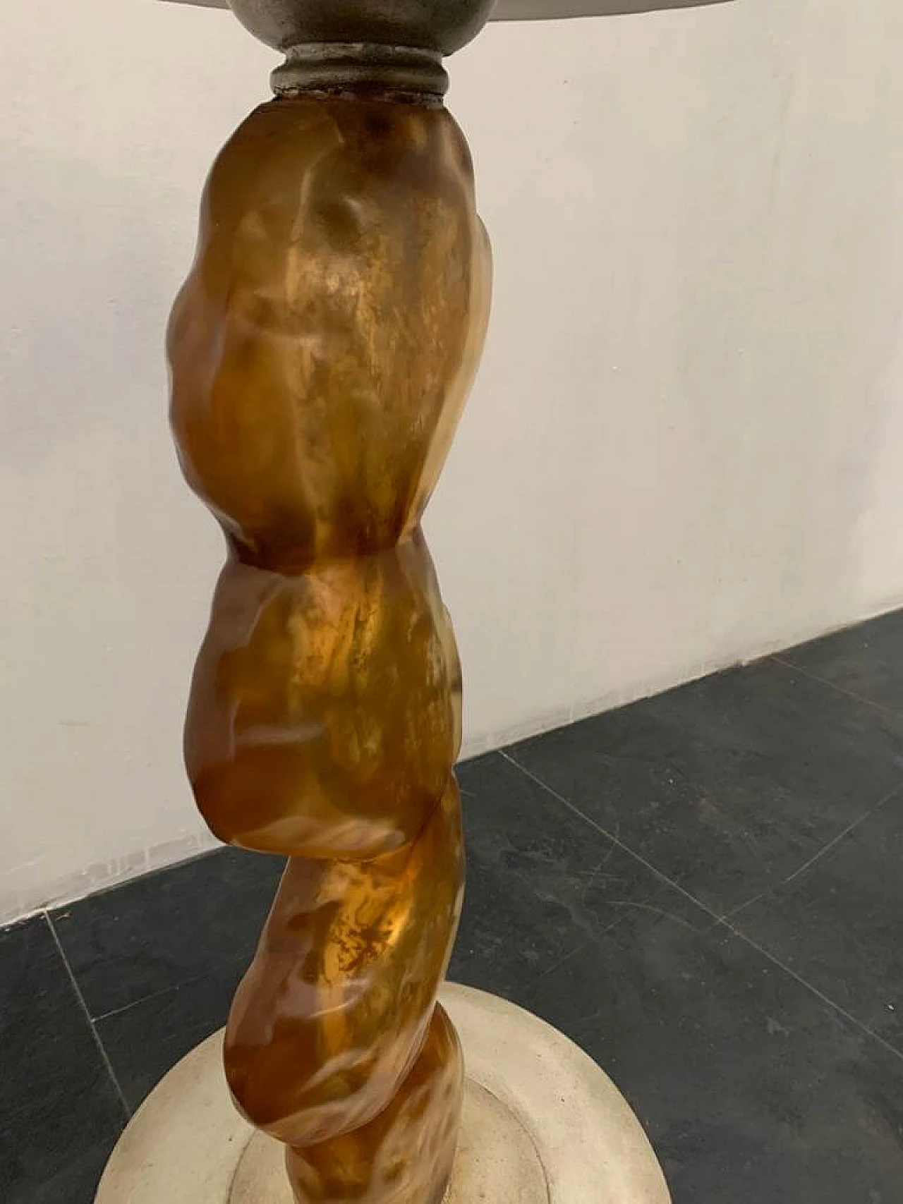 Tavolino in resina con inserti in oro con base e top in argento di Lam Lee Group Dallas, anni '90 1176576