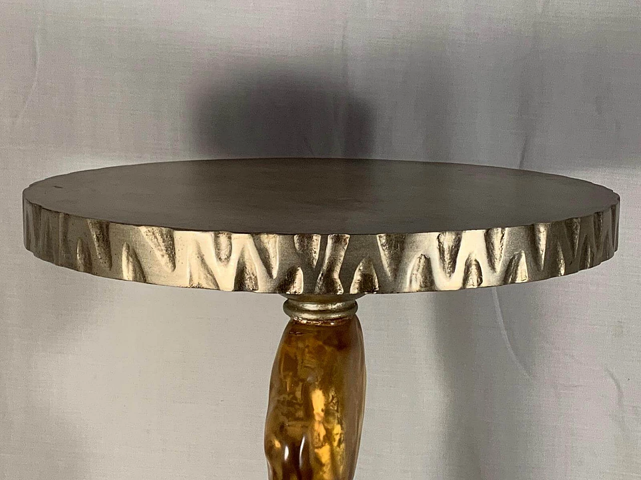 Tavolino in resina con inserti in oro con base e top in argento di Lam Lee Group Dallas, anni '90 1176577