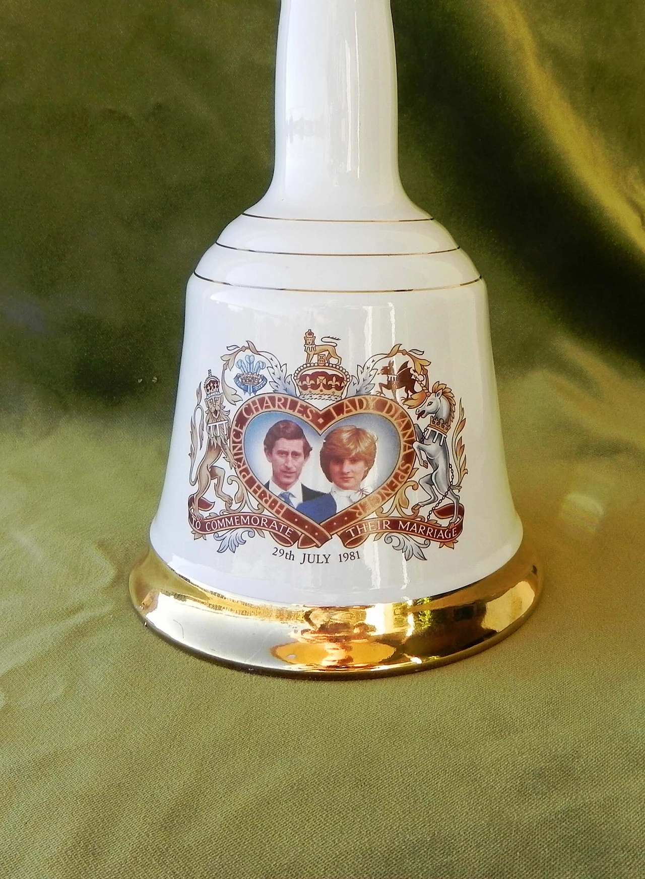 Ceramic bottles commemorative Lady Diana 1178099