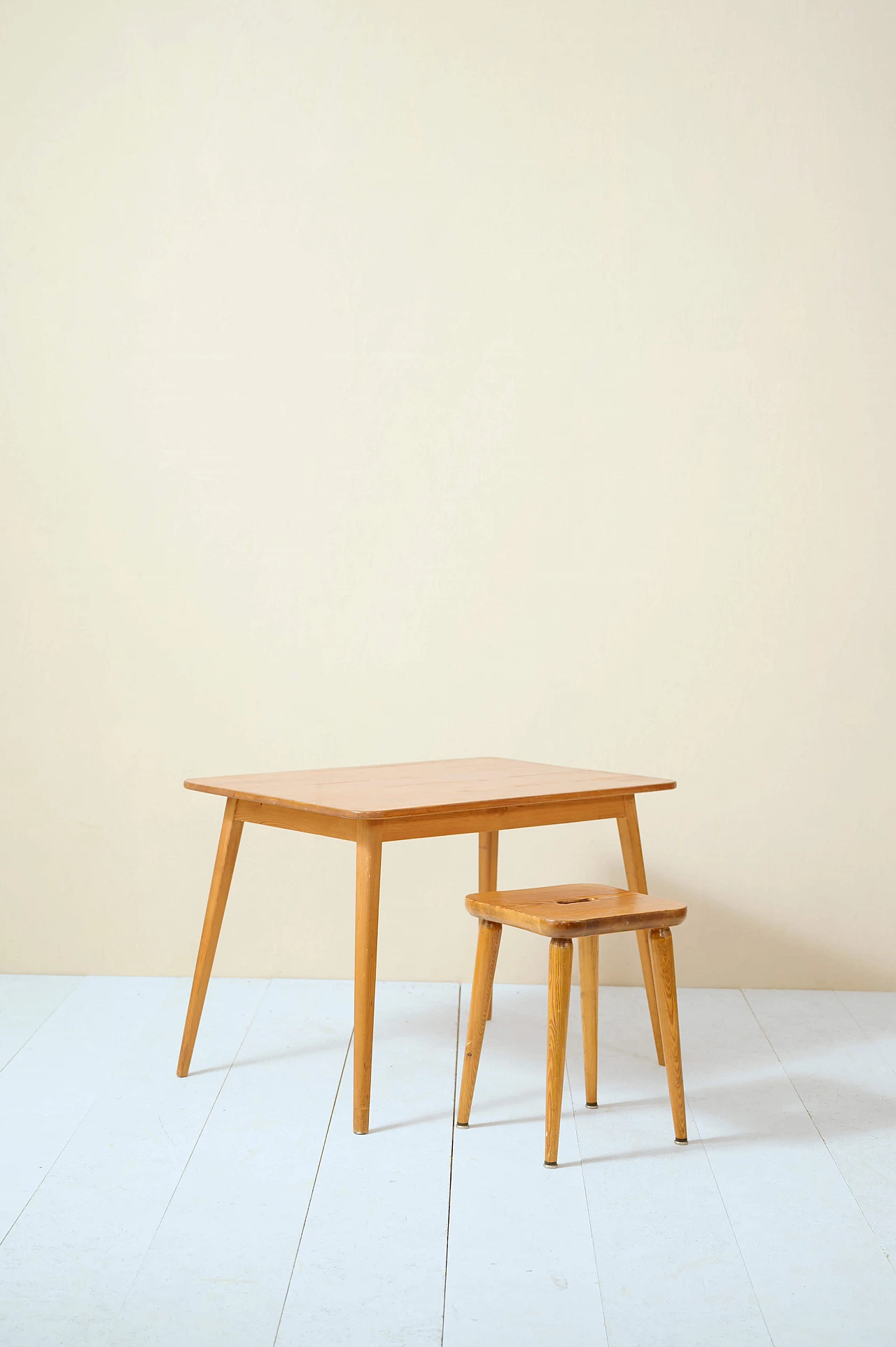 Scrivania e sgabello di Göran Malmvall, anni ’50 1179237